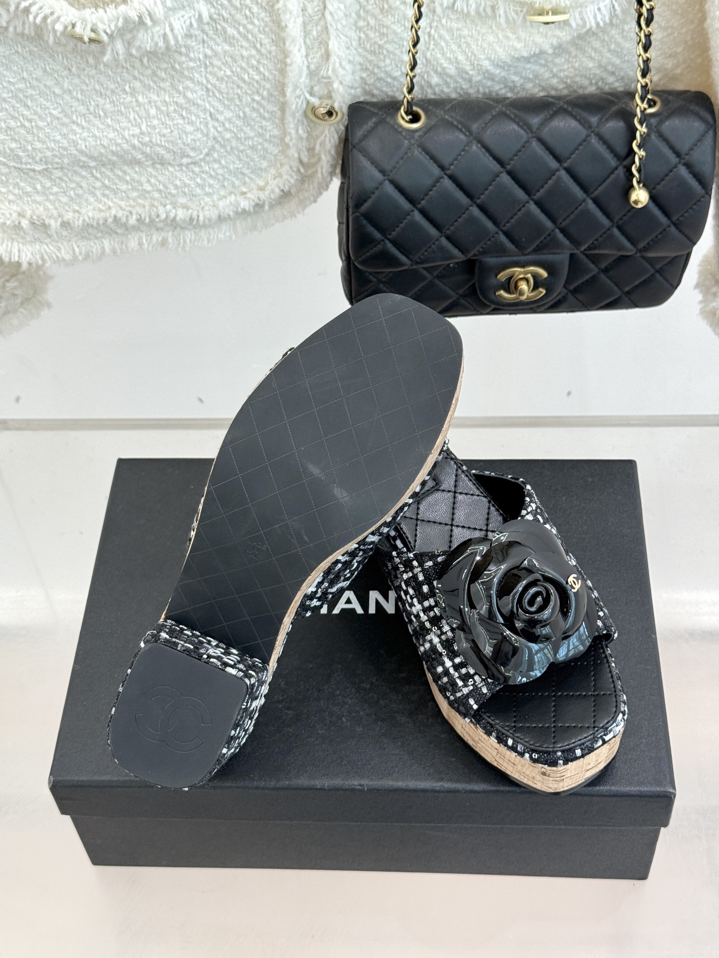 CHANE*｜小香26C山茶花木纹防水台厚底粗跟拖鞋这款拖鞋以标志性山茶花为引将复古木纹肌理与实用设计相