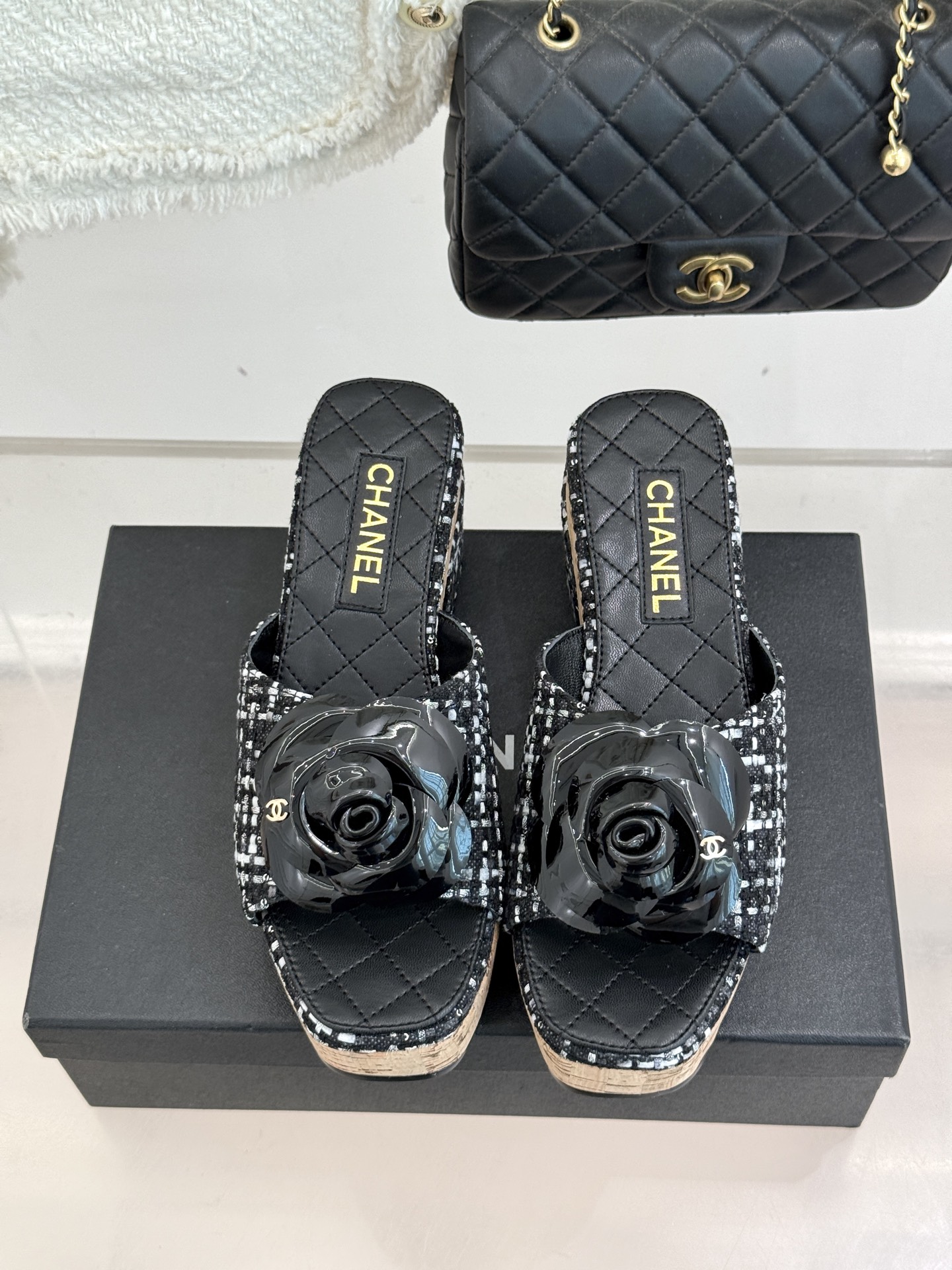 CHANE*｜小香26C山茶花木纹防水台厚底粗跟拖鞋这款拖鞋以标志性山茶花为引将复古木纹肌理与实用设计相