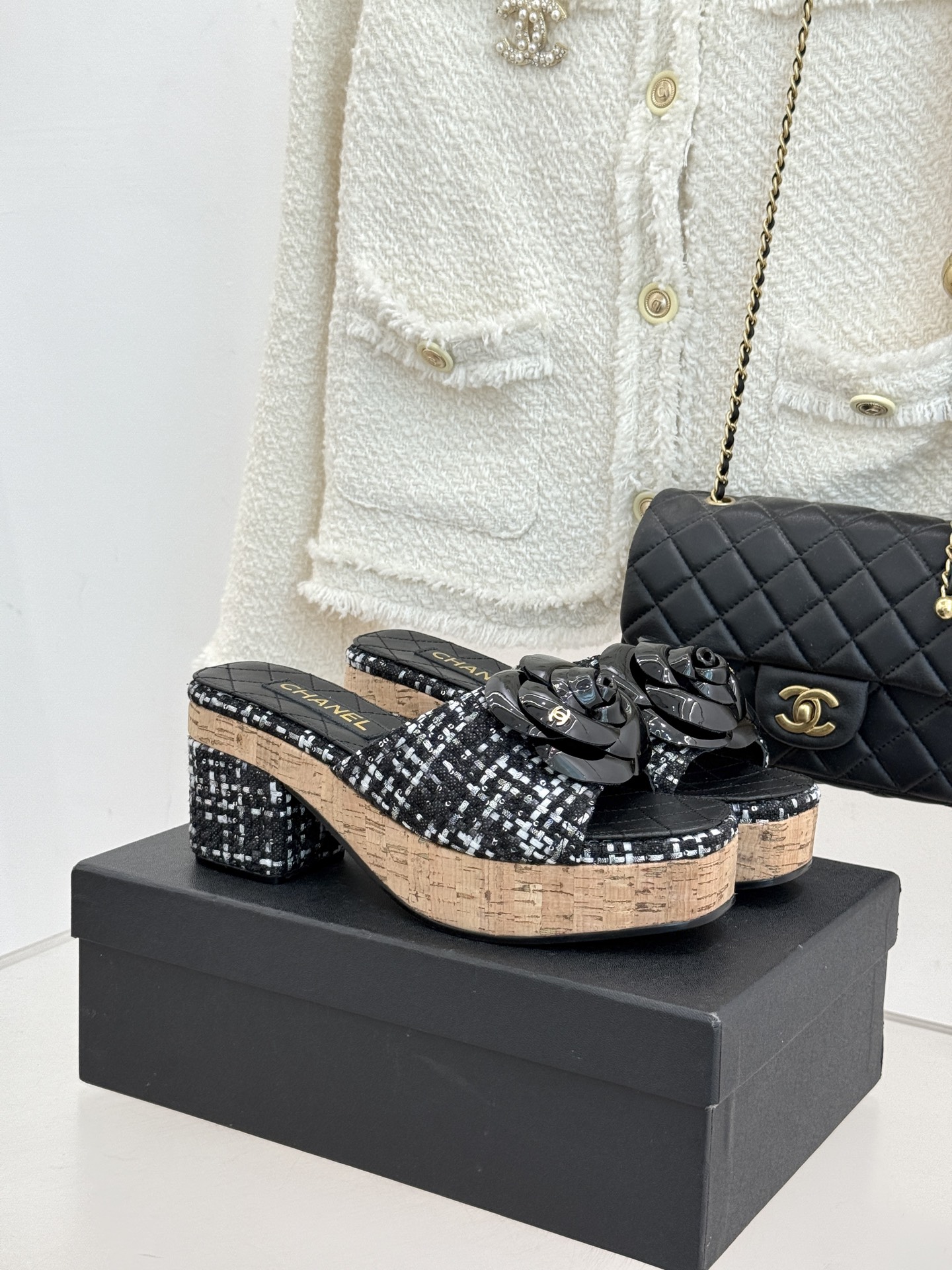 CHANE*｜小香26C山茶花木纹防水台厚底粗跟拖鞋这款拖鞋以标志性山茶花为引将复古木纹肌理与实用设计相