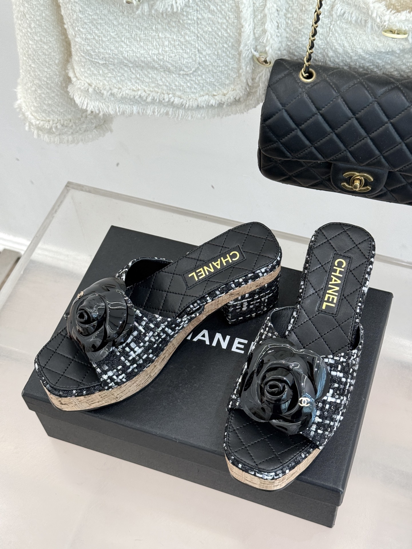 CHANE*｜小香26C山茶花木纹防水台厚底粗跟拖鞋这款拖鞋以标志性山茶花为引将复古木纹肌理与实用设计相