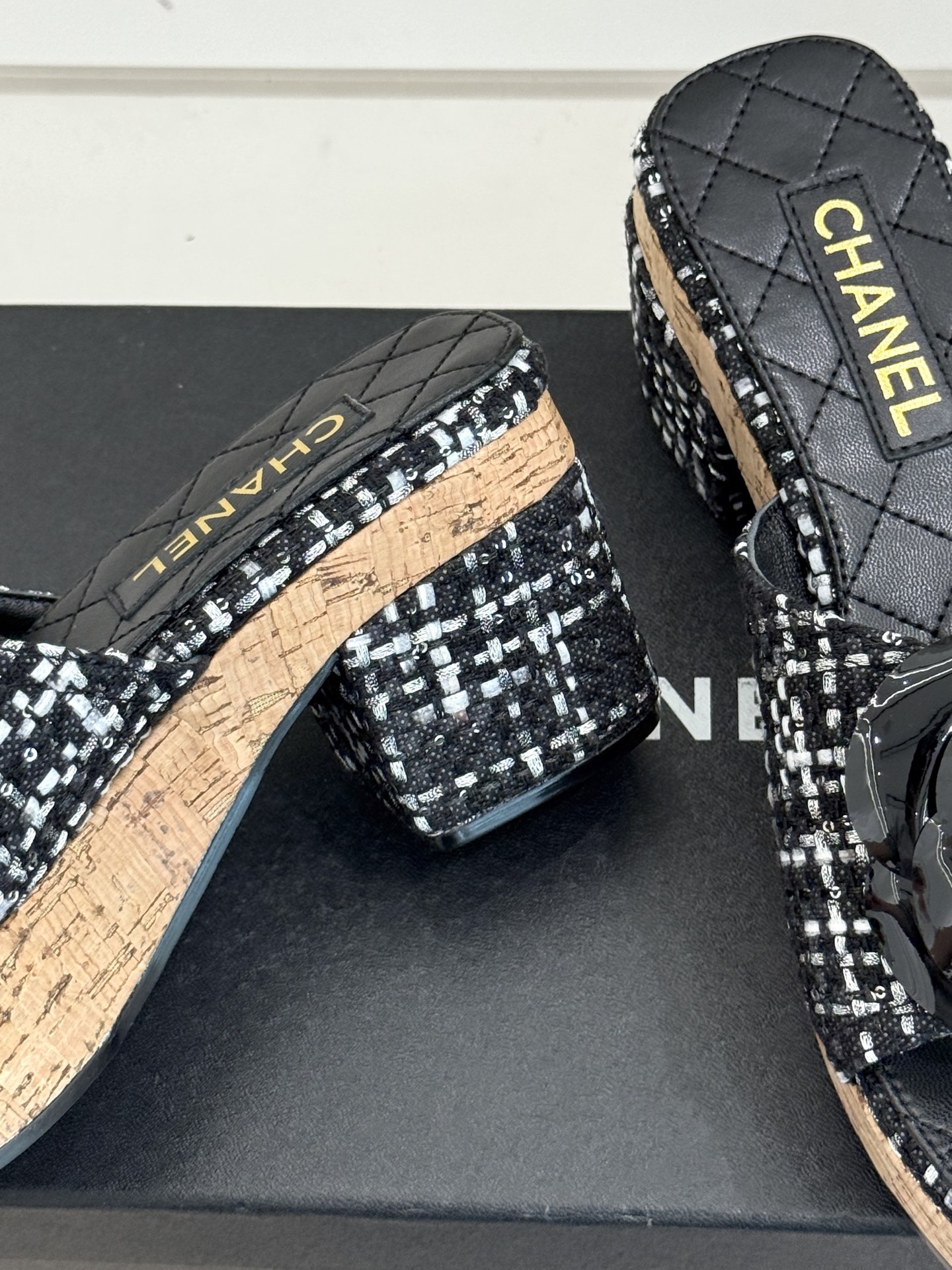 CHANE*｜小香26C山茶花木纹防水台厚底粗跟拖鞋这款拖鞋以标志性山茶花为引将复古木纹肌理与实用设计相