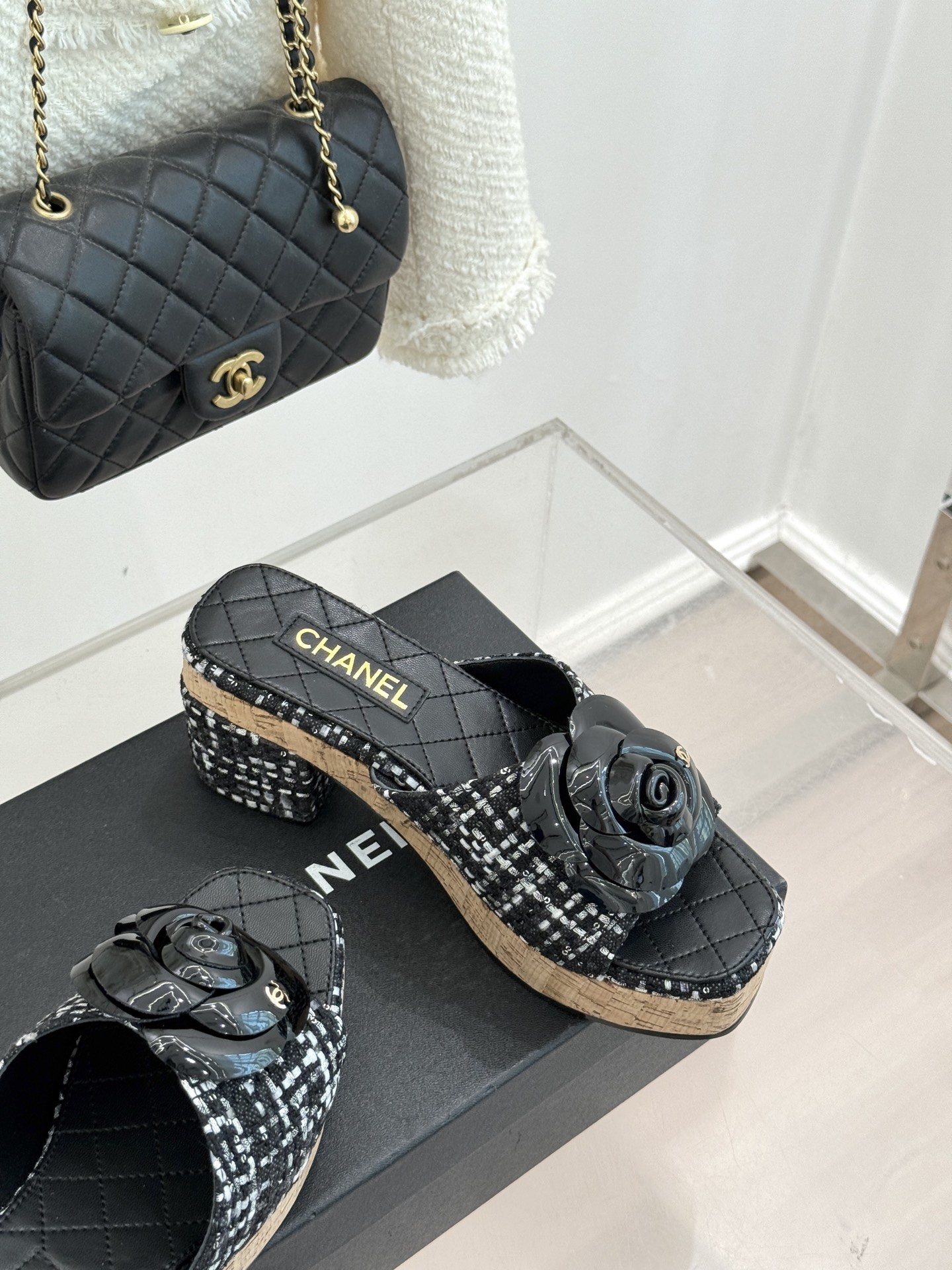 CHANE*｜小香26C山茶花木纹防水台厚底粗跟拖鞋这款拖鞋以标志性山茶花为引将复古木纹肌理与实用设计相