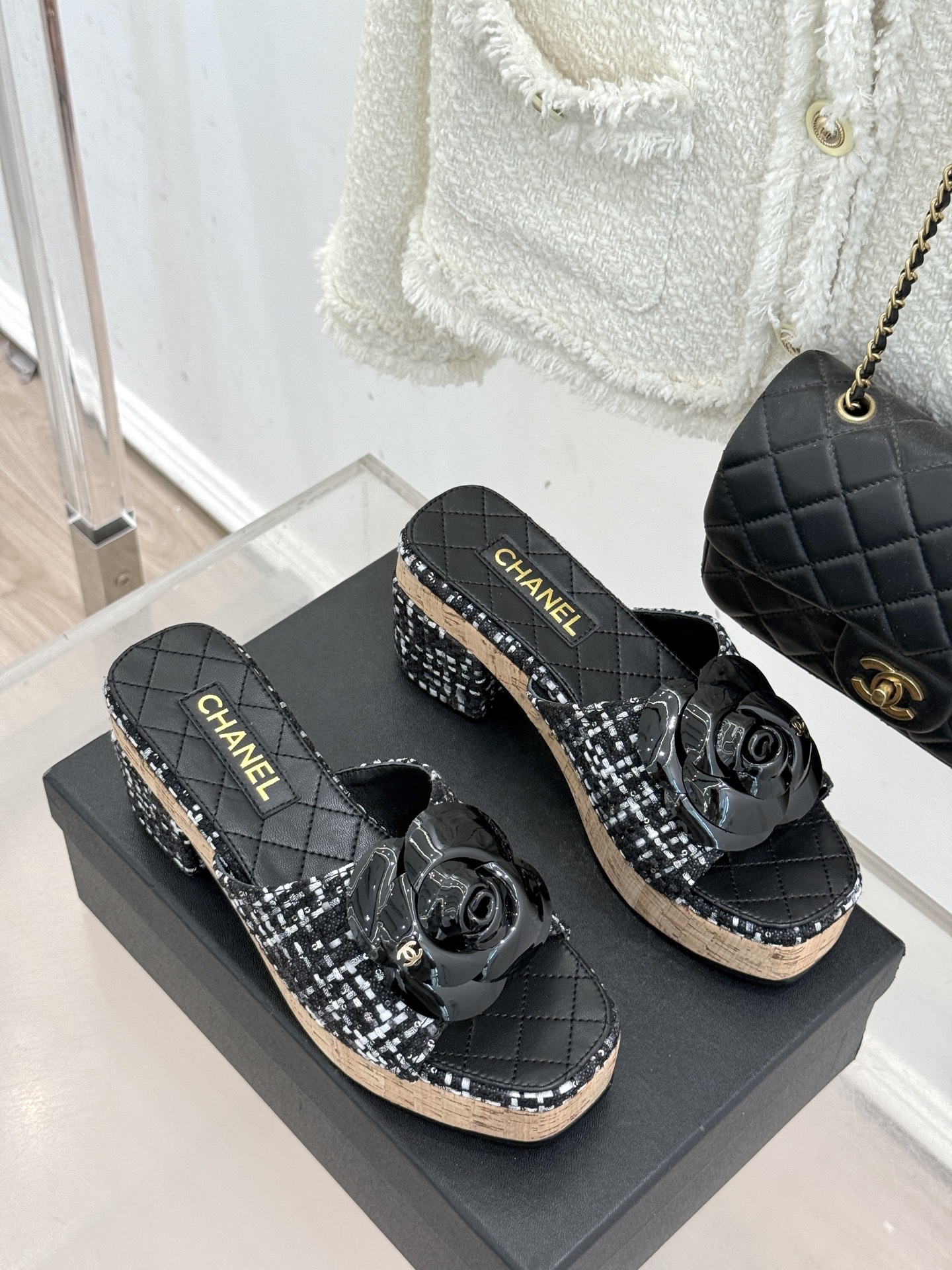 CHANE*｜小香26C山茶花木纹防水台厚底粗跟拖鞋这款拖鞋以标志性山茶花为引将复古木纹肌理与实用设计相