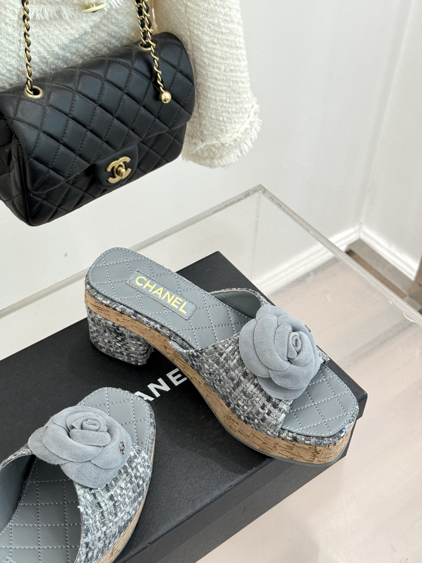 CHANE*｜小香26C山茶花木纹防水台厚底粗跟拖鞋这款拖鞋以标志性山茶花为引将复古木纹肌理与实用设计相