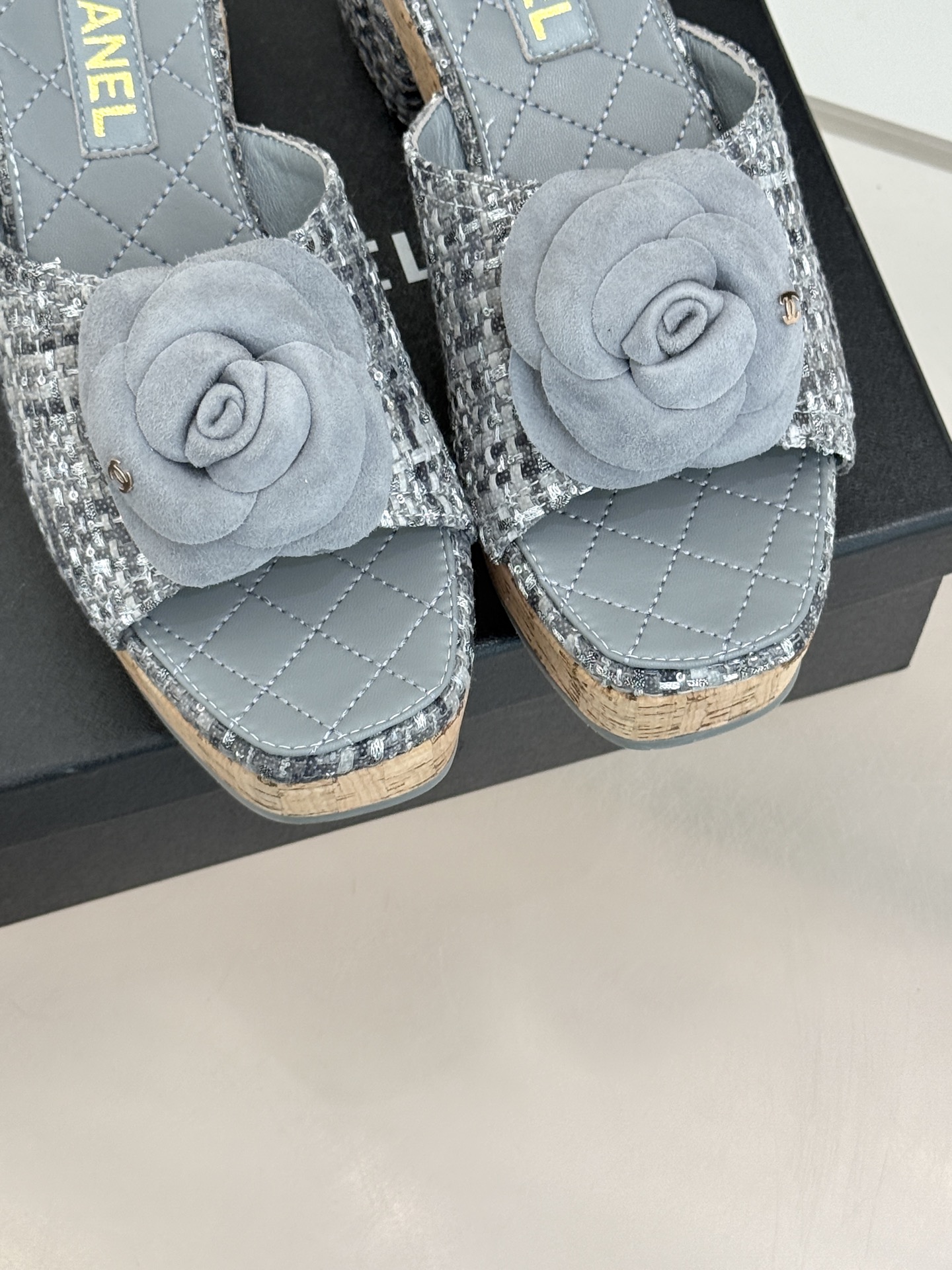 CHANE*｜小香26C山茶花木纹防水台厚底粗跟拖鞋这款拖鞋以标志性山茶花为引将复古木纹肌理与实用设计相