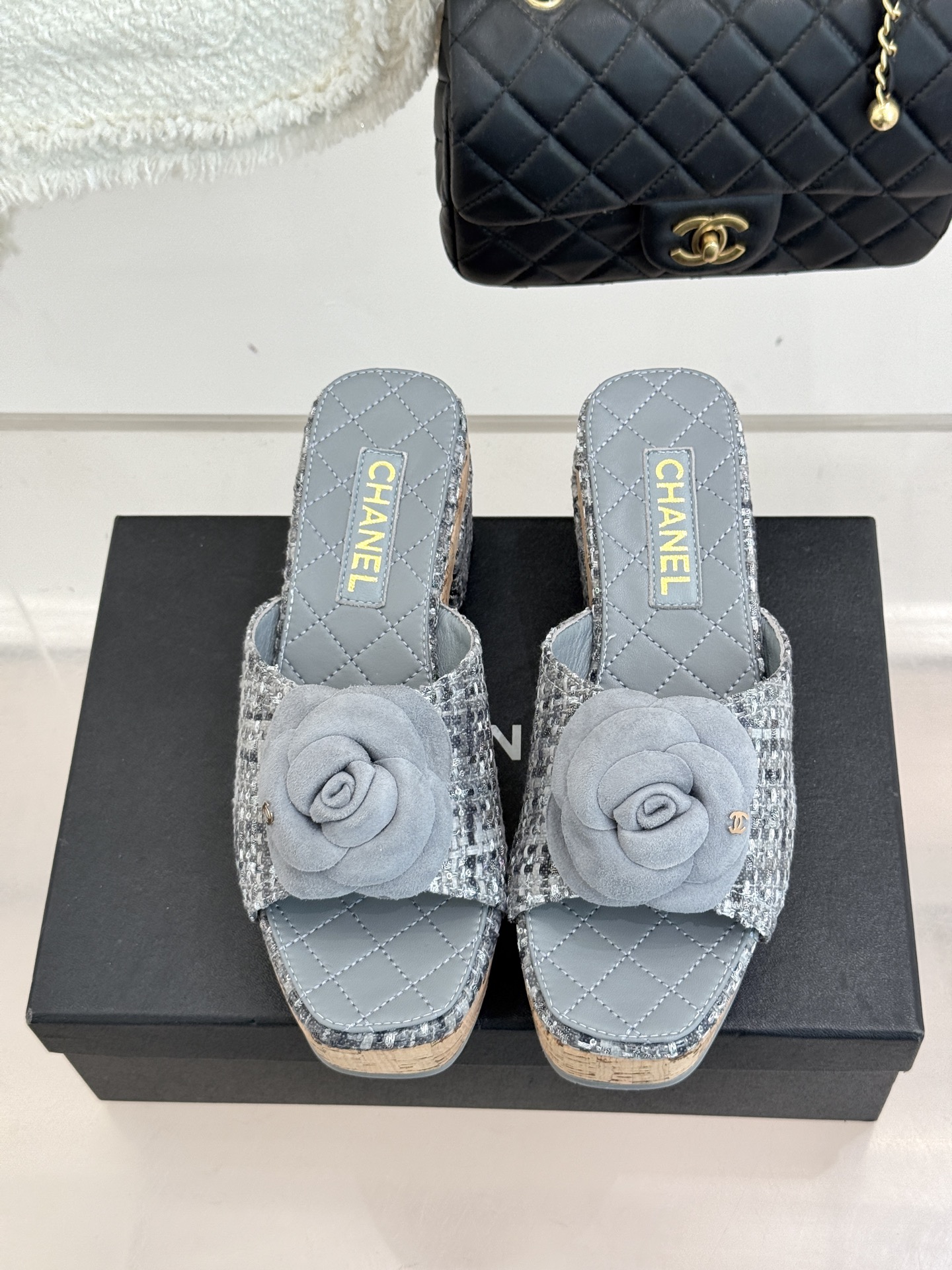 CHANE*｜小香26C山茶花木纹防水台厚底粗跟拖鞋这款拖鞋以标志性山茶花为引将复古木纹肌理与实用设计相