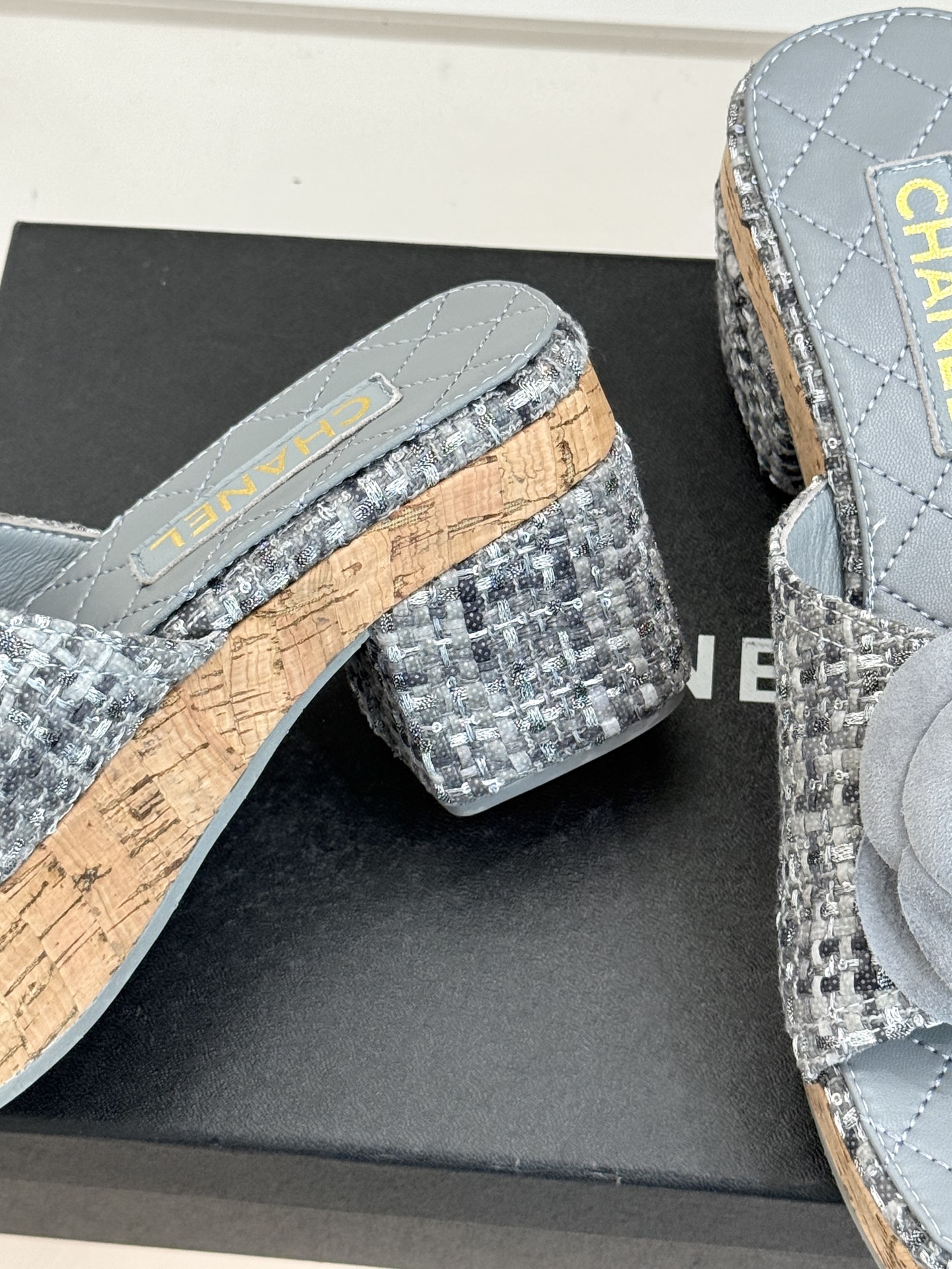 CHANE*｜小香26C山茶花木纹防水台厚底粗跟拖鞋这款拖鞋以标志性山茶花为引将复古木纹肌理与实用设计相