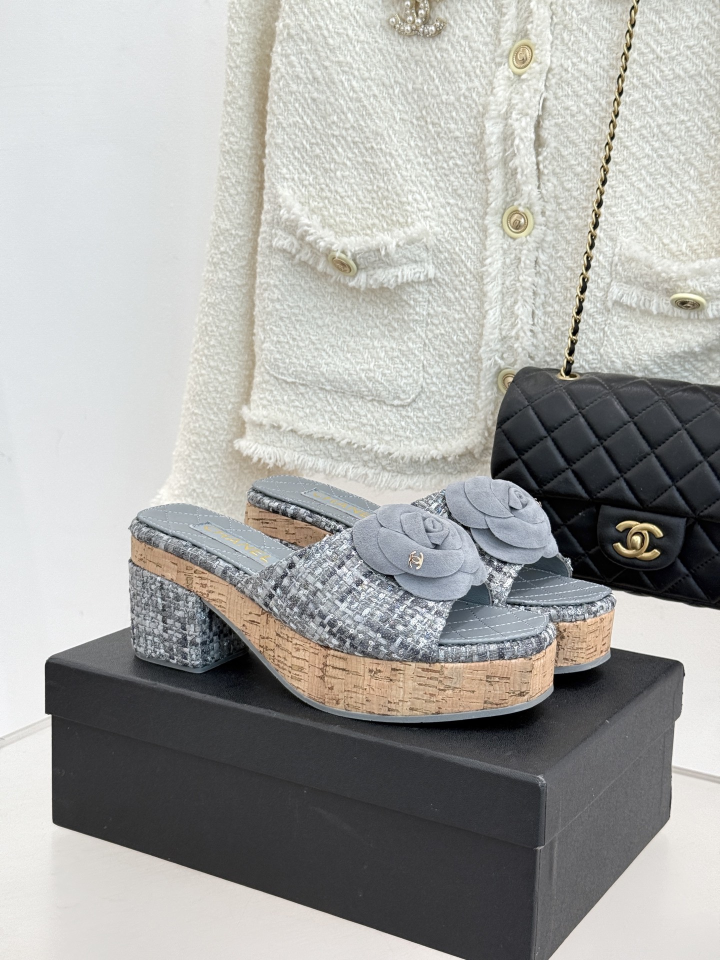 CHANE*｜小香26C山茶花木纹防水台厚底粗跟拖鞋这款拖鞋以标志性山茶花为引将复古木纹肌理与实用设计相