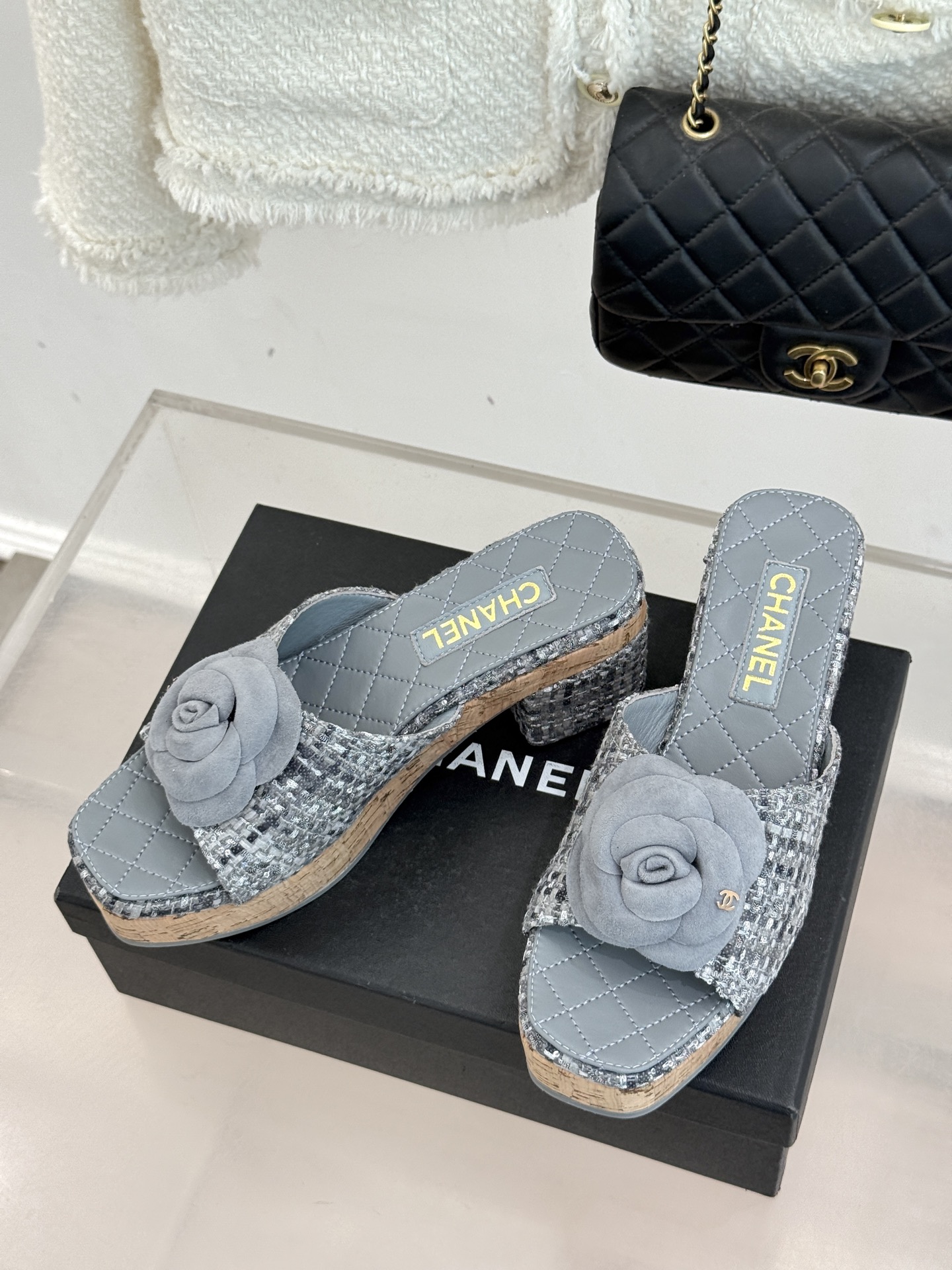 CHANE*｜小香26C山茶花木纹防水台厚底粗跟拖鞋这款拖鞋以标志性山茶花为引将复古木纹肌理与实用设计相