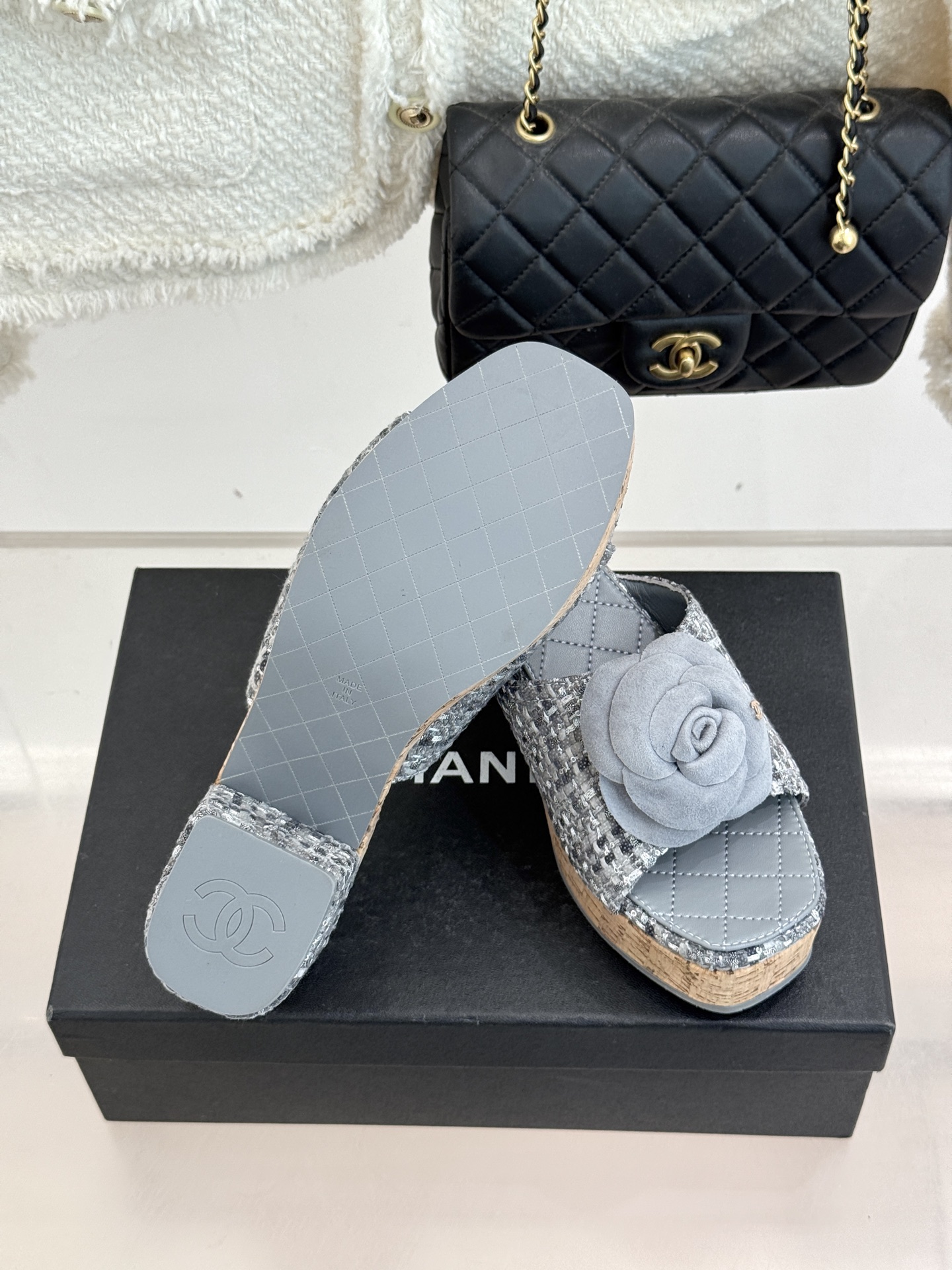 CHANE*｜小香26C山茶花木纹防水台厚底粗跟拖鞋这款拖鞋以标志性山茶花为引将复古木纹肌理与实用设计相