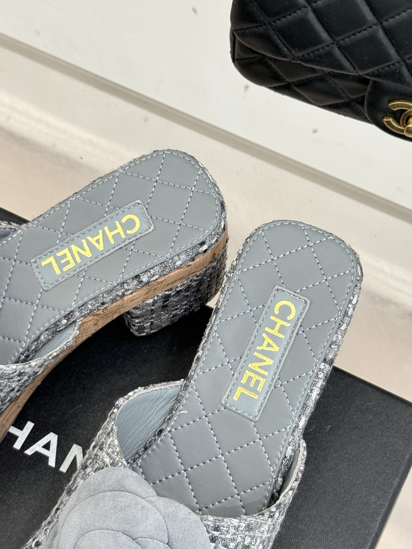 CHANE*｜小香26C山茶花木纹防水台厚底粗跟拖鞋这款拖鞋以标志性山茶花为引将复古木纹肌理与实用设计相