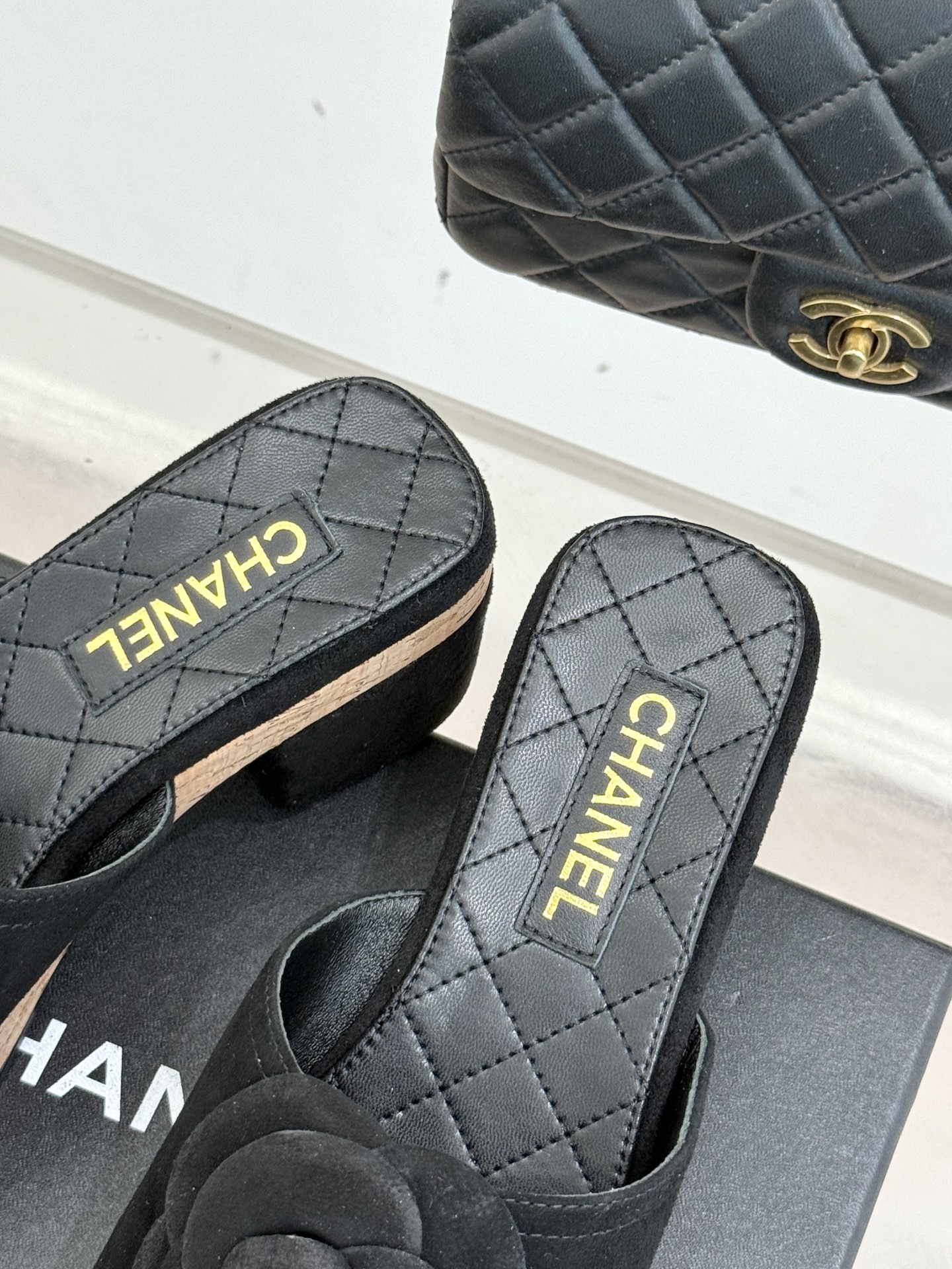 CHANE*｜小香26C山茶花木纹防水台厚底粗跟拖鞋这款拖鞋以标志性山茶花为引将复古木纹肌理与实用设计相