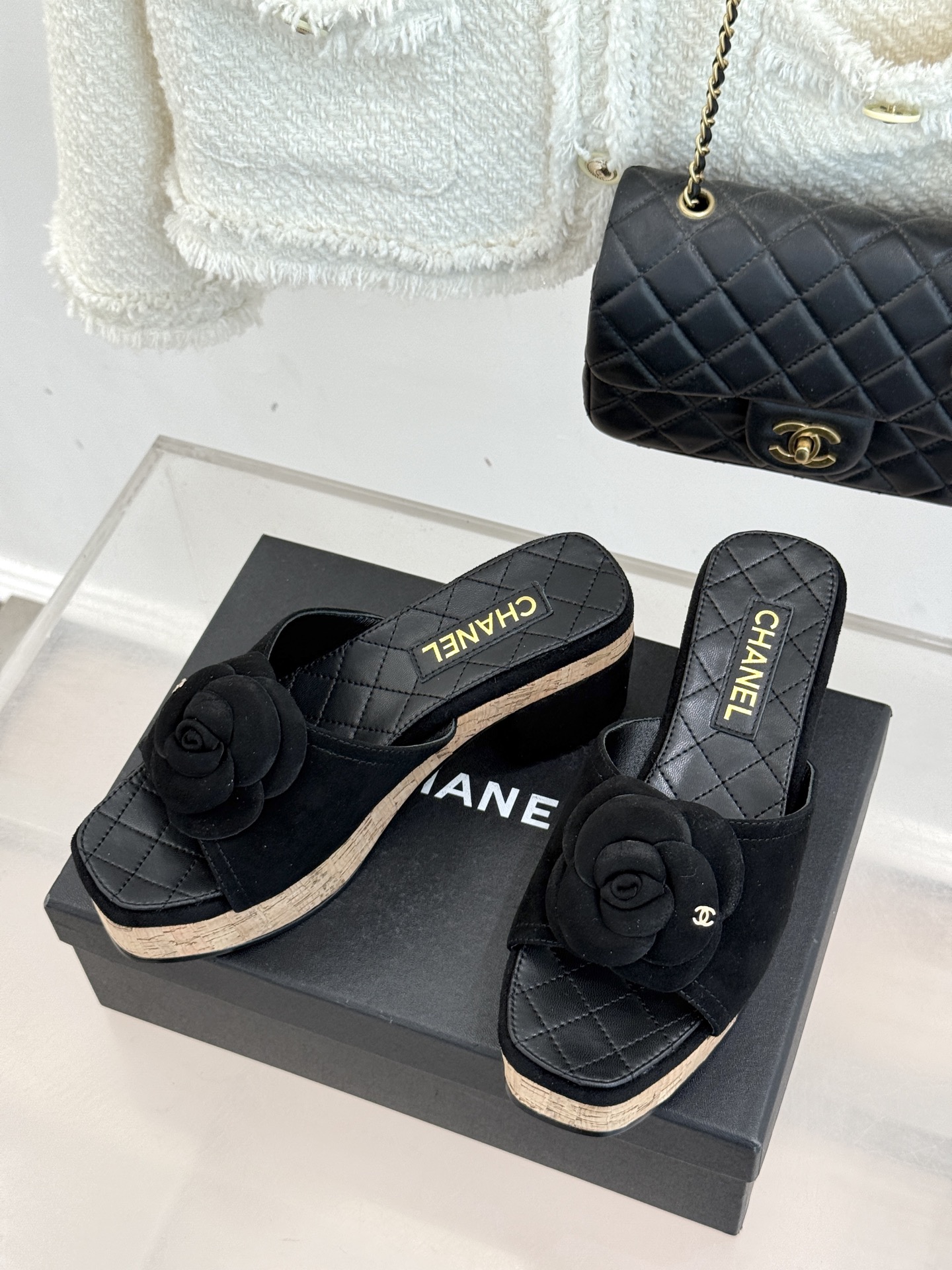 CHANE*｜小香26C山茶花木纹防水台厚底粗跟拖鞋这款拖鞋以标志性山茶花为引将复古木纹肌理与实用设计相