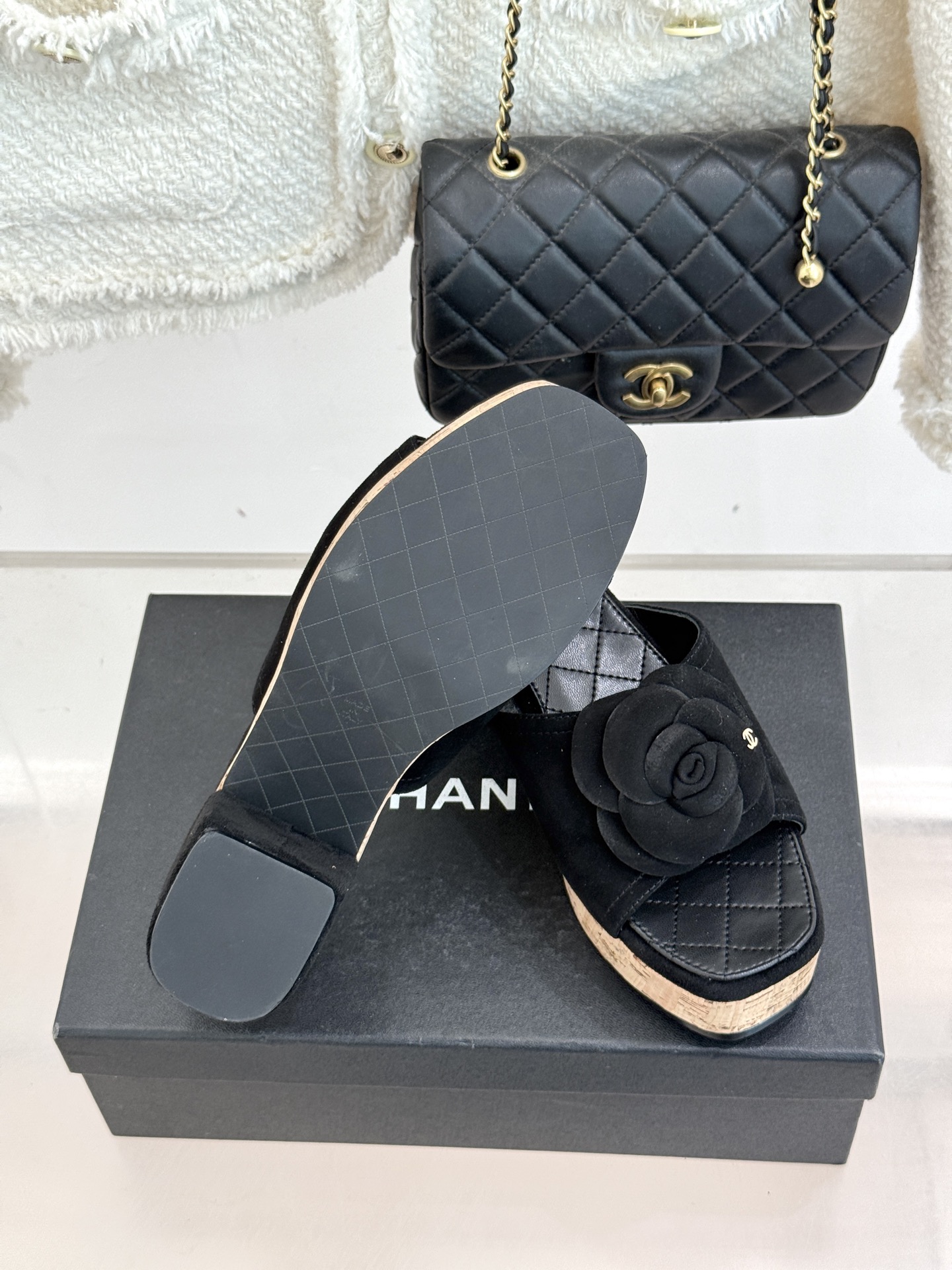 CHANE*｜小香26C山茶花木纹防水台厚底粗跟拖鞋这款拖鞋以标志性山茶花为引将复古木纹肌理与实用设计相