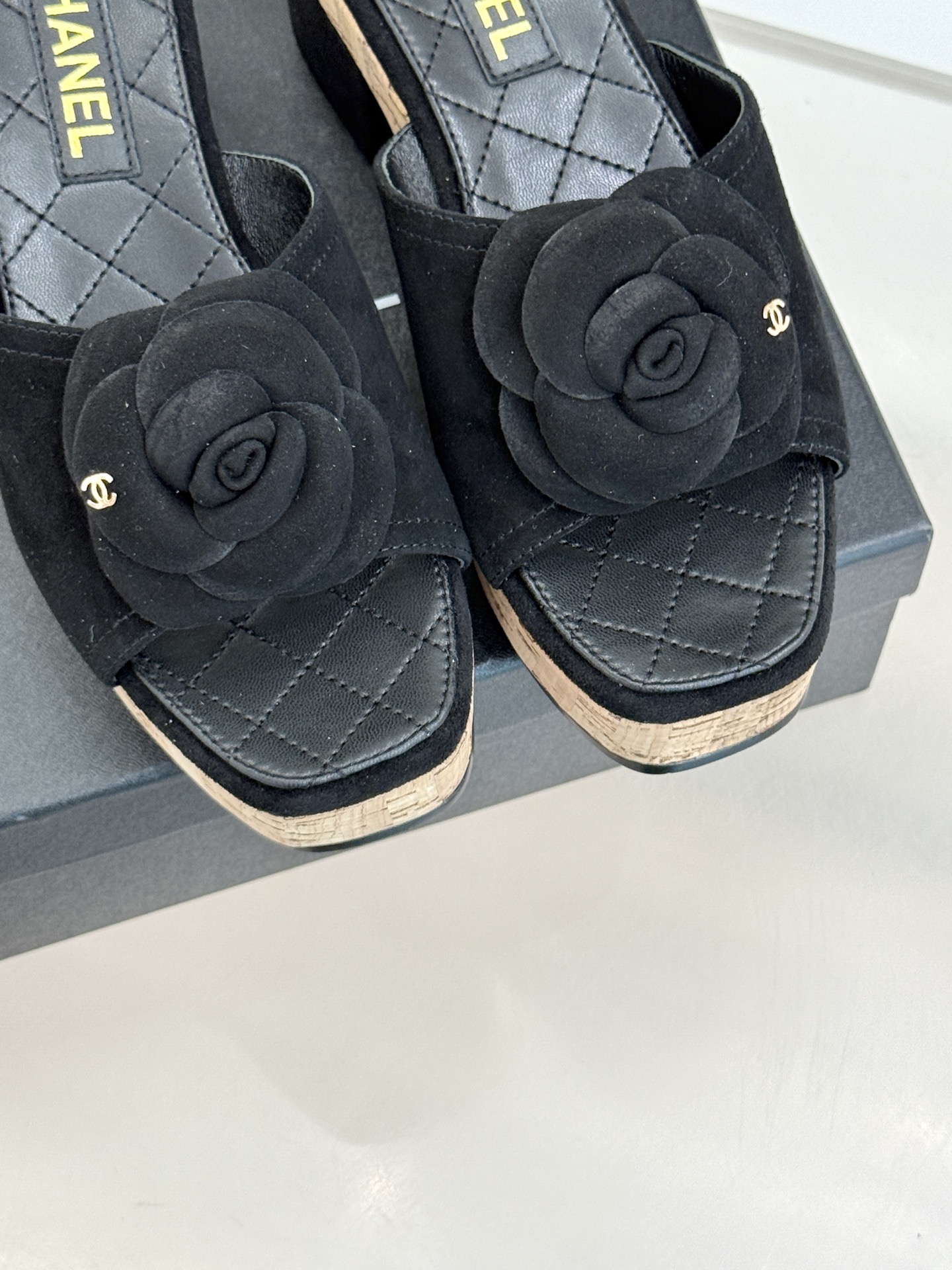 CHANE*｜小香26C山茶花木纹防水台厚底粗跟拖鞋这款拖鞋以标志性山茶花为引将复古木纹肌理与实用设计相