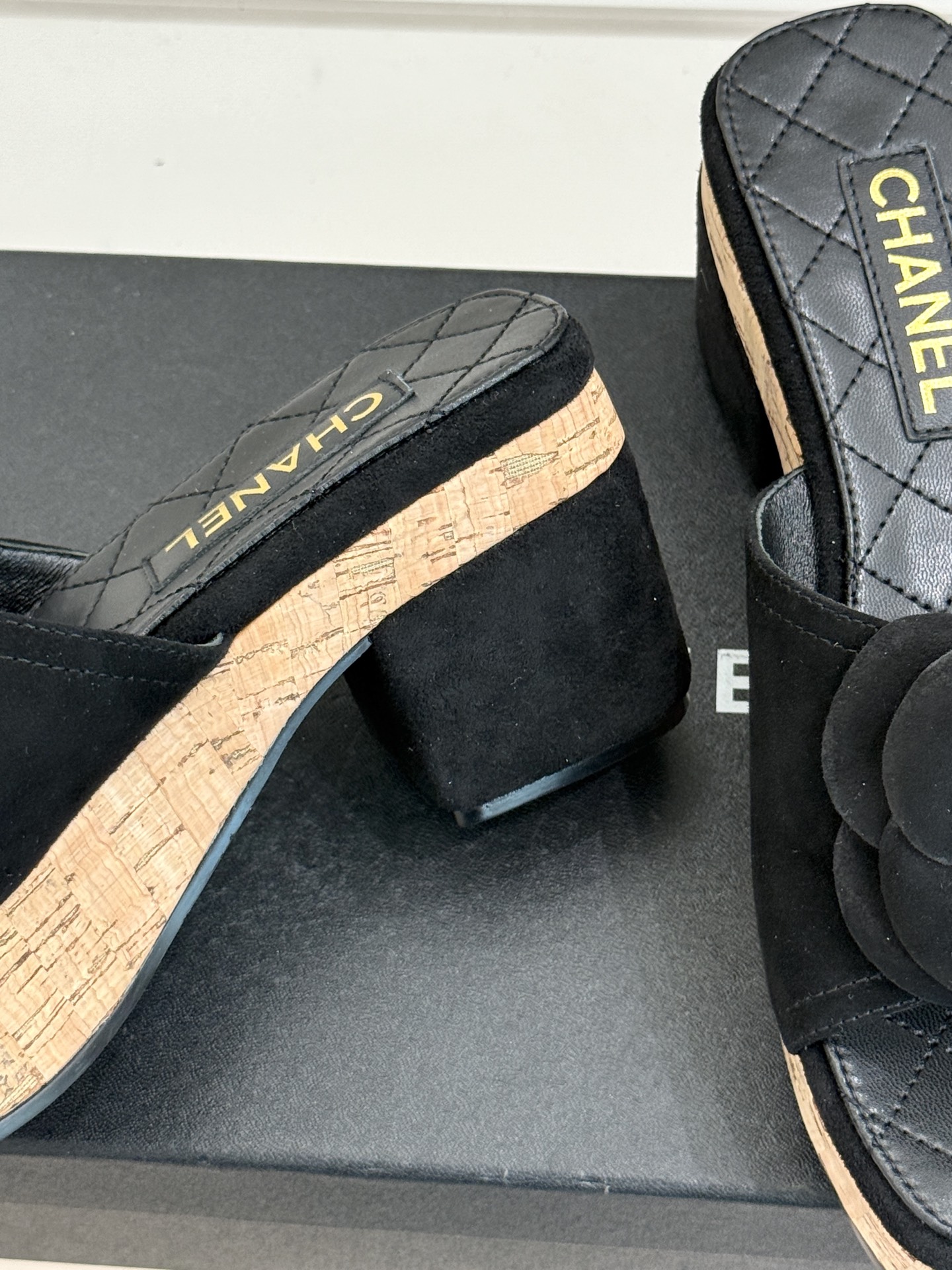 CHANE*｜小香26C山茶花木纹防水台厚底粗跟拖鞋这款拖鞋以标志性山茶花为引将复古木纹肌理与实用设计相