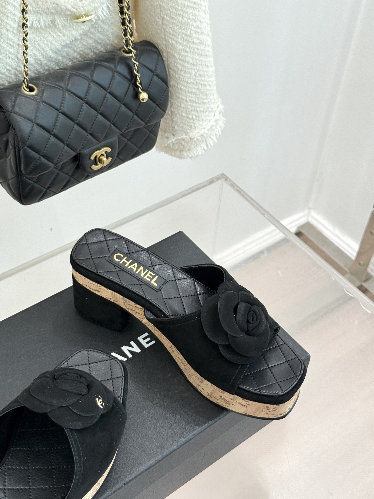 CHANE*｜小香26C山茶花木纹防水台厚底粗跟拖鞋这款拖鞋以标志性山茶花为引将复古木纹肌理与实用设计相