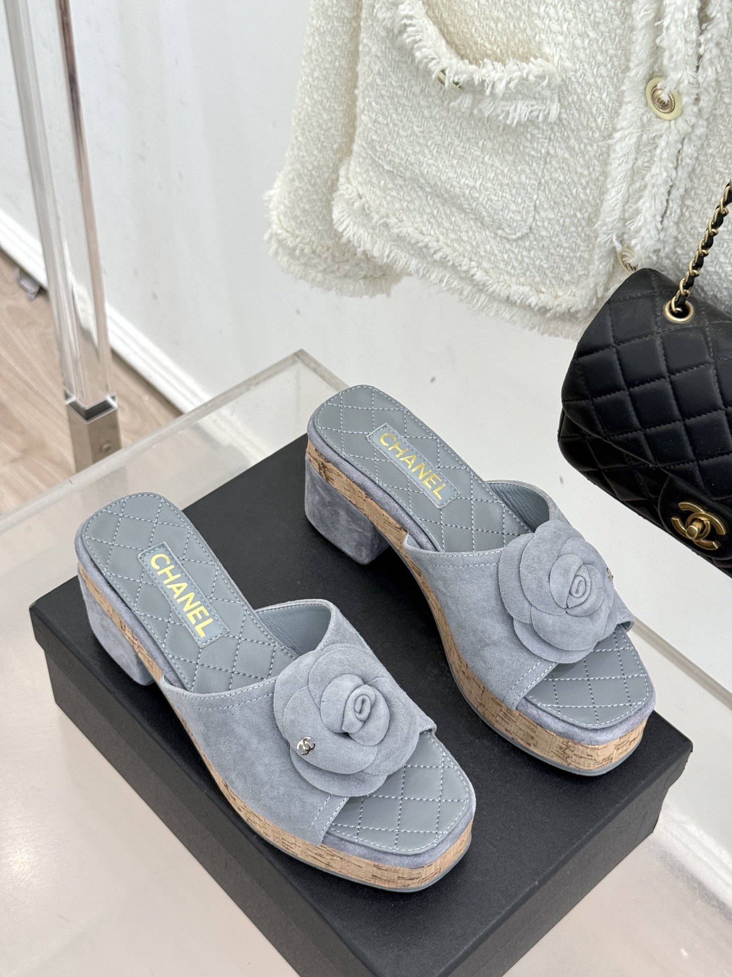 CHANE*｜小香26C山茶花木纹防水台厚底粗跟拖鞋这款拖鞋以标志性山茶花为引将复古木纹肌理与实用设计相