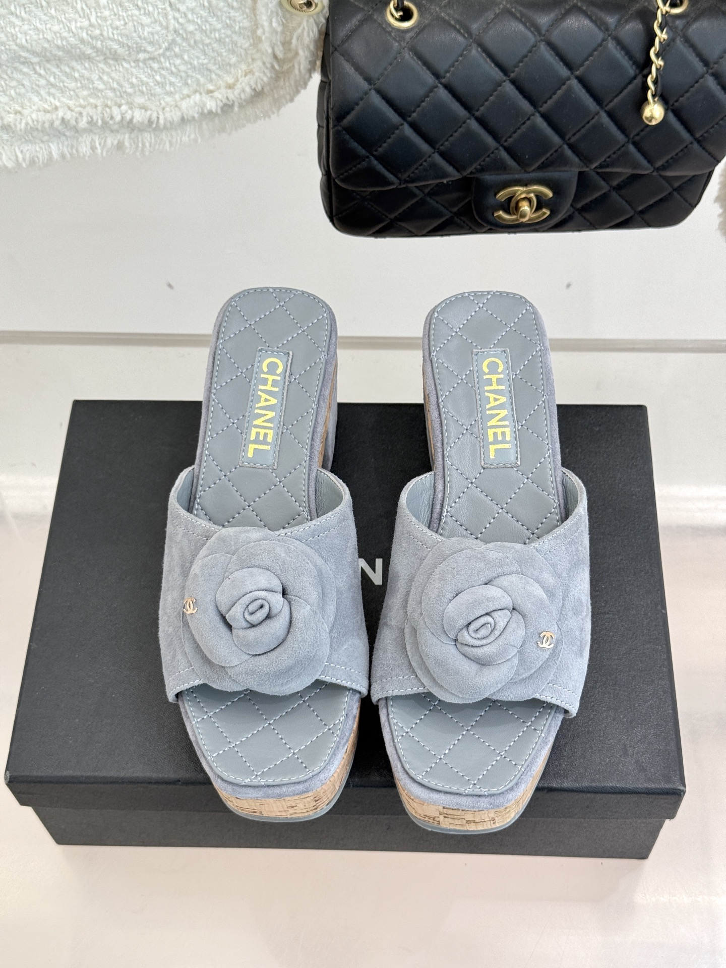 CHANE*｜小香26C山茶花木纹防水台厚底粗跟拖鞋这款拖鞋以标志性山茶花为引将复古木纹肌理与实用设计相