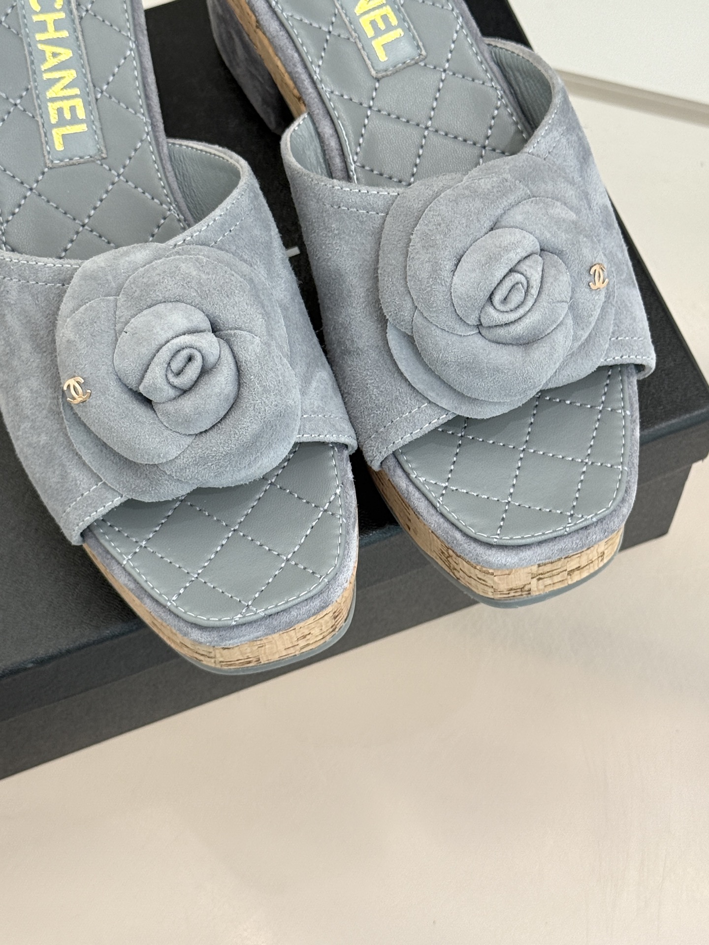 CHANE*｜小香26C山茶花木纹防水台厚底粗跟拖鞋这款拖鞋以标志性山茶花为引将复古木纹肌理与实用设计相