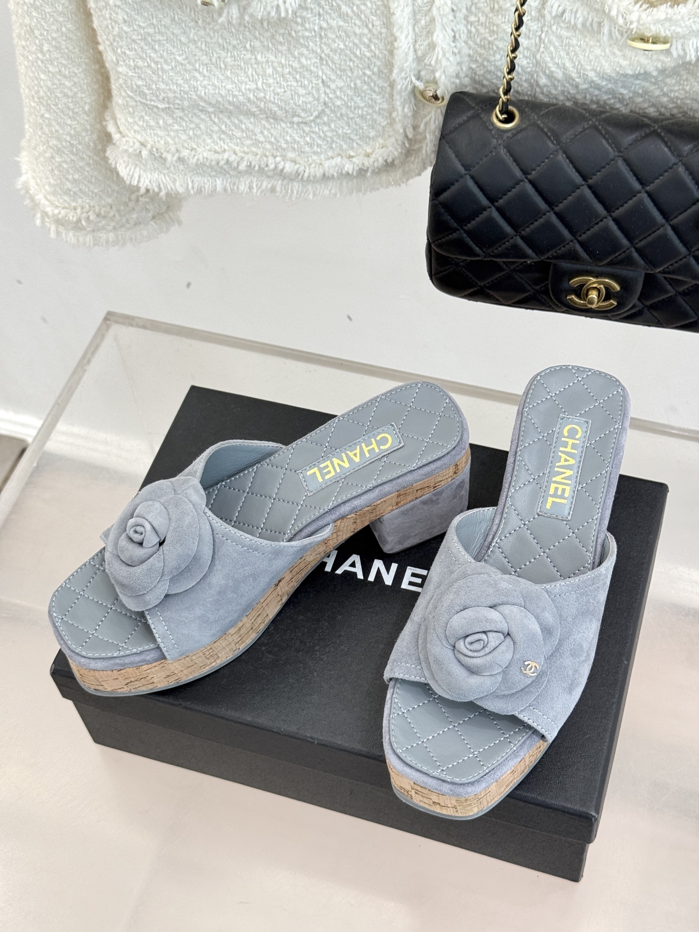 CHANE*｜小香26C山茶花木纹防水台厚底粗跟拖鞋这款拖鞋以标志性山茶花为引将复古木纹肌理与实用设计相