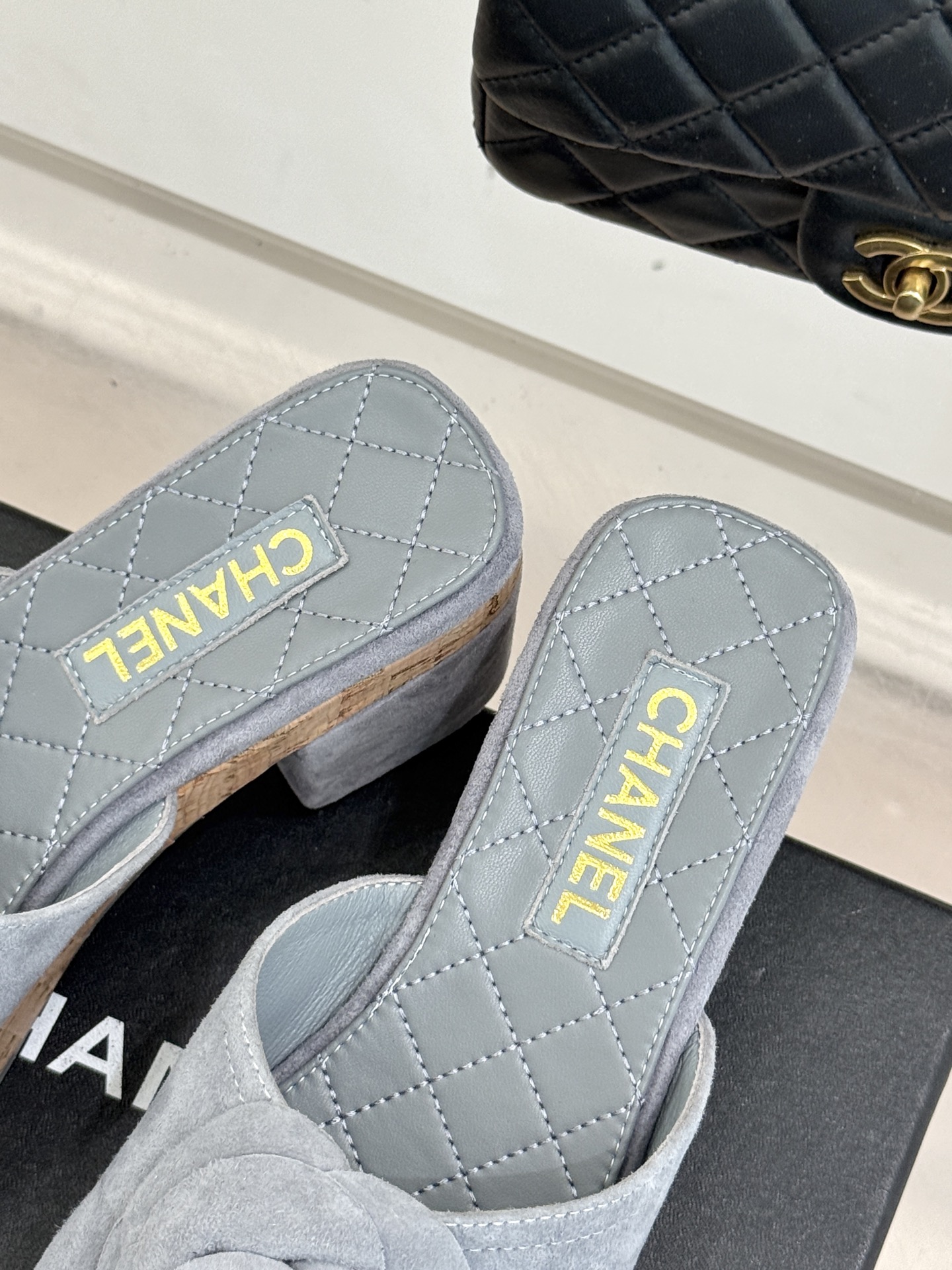 CHANE*｜小香26C山茶花木纹防水台厚底粗跟拖鞋这款拖鞋以标志性山茶花为引将复古木纹肌理与实用设计相