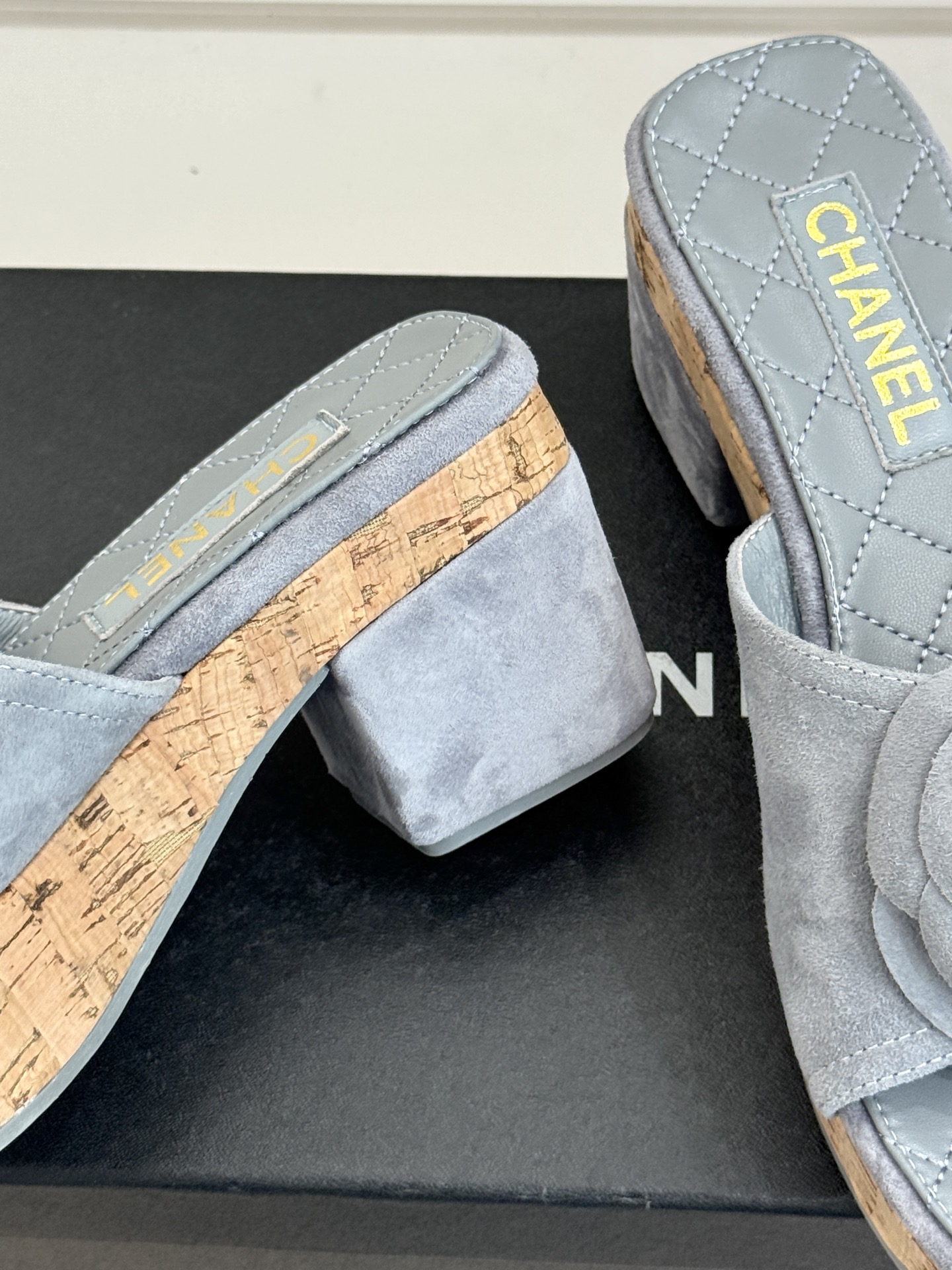 CHANE*｜小香26C山茶花木纹防水台厚底粗跟拖鞋这款拖鞋以标志性山茶花为引将复古木纹肌理与实用设计相