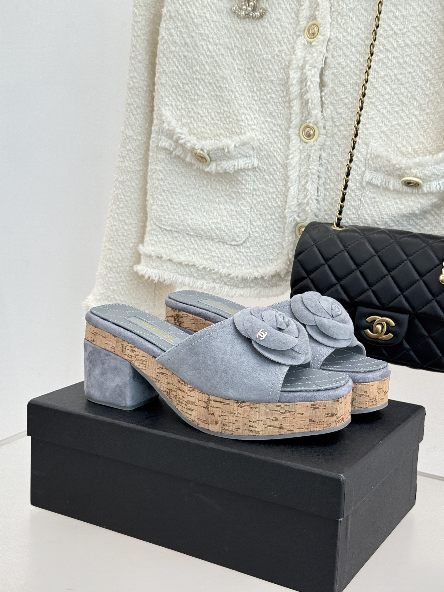 NO:694782,CHANE*｜Xiaoxiang 26C camellia wood grain waterproof platform thick-soled thick-soled slippers. This slipper is inspired by the iconic camellia. It blends retro wood-grain texture with practical design. Every detail is engraved with the brand's ingenuity and romance, giving every step a high-end texture that is not obvious. The ingeniously crafted thick-soled waterproof platform design cleverly stretches the leg lines and easily outlines superior proportions. It is especially friendly to small people and becomes slim in seconds.  The thick heel shape combines stability and elegance, and is just the right height to eliminate walking fatigue, allowing each wearer to reveal his or her own luxurious edge while walking gently, interpreting the new fashion proposition of the Xiaoxiang series. The fabric is made of original customized leather, and the lining of the toes is all sheepskin. Italian imported genuine leather outsole size 35-39 (customized 40/41), slippers, chanel, slippers, sheepskin, Leather soles19860909CHANE*｜小香26C山茶花木纹防水台 厚底粗跟拖鞋 这款拖鞋以标志性山茶花为引 将复古木纹肌理与实用设计相融 每一处细节都镌刻着品牌的匠心与浪漫 让步履间尽是不彰自显的高阶质感. 匠心打造的防水台厚底设计 巧妙拉伸腿部线条 轻松勾勒优越比例 对小个子格外友好 秒变修长身形 粗跟造型兼顾稳当与优雅 恰到好处的高度消解行走疲惫 让每一位穿着者都能在步履轻摇间 绽放独属于自己的奢雅锋芒 诠释小香系列的全新时尚主张. 面料采用原版定制皮料 内里踮脚均为羊皮 意大利进口真皮大底 size35-39（40/41定制）,拖鞋,chanel,slippers,sheepskin,Leather soles,Women's Shoes