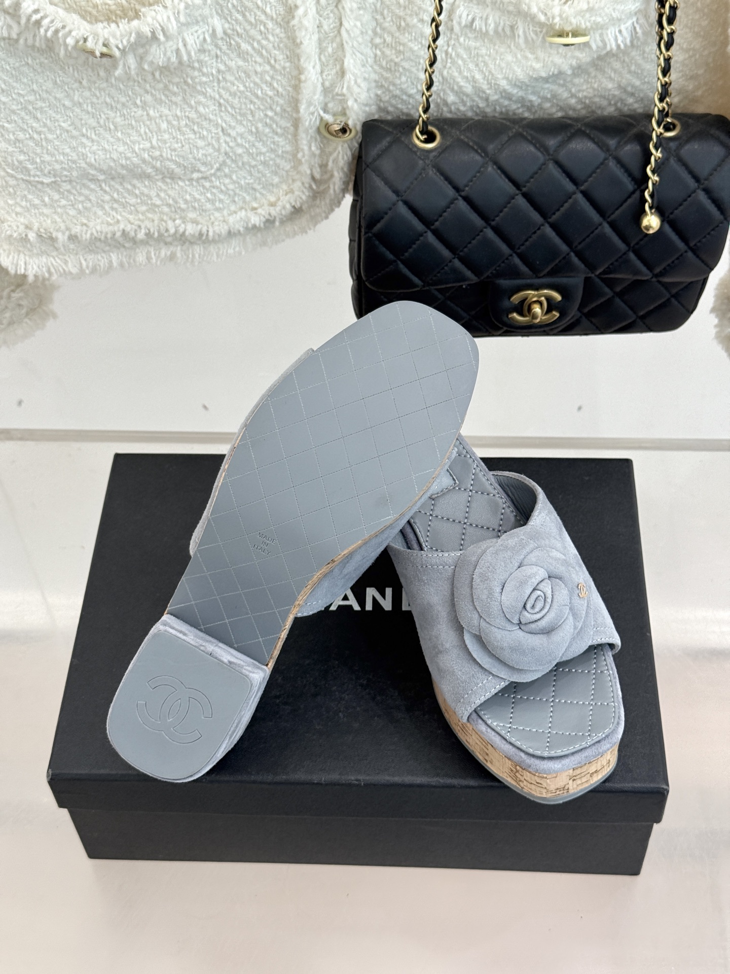 CHANE*｜小香26C山茶花木纹防水台厚底粗跟拖鞋这款拖鞋以标志性山茶花为引将复古木纹肌理与实用设计相