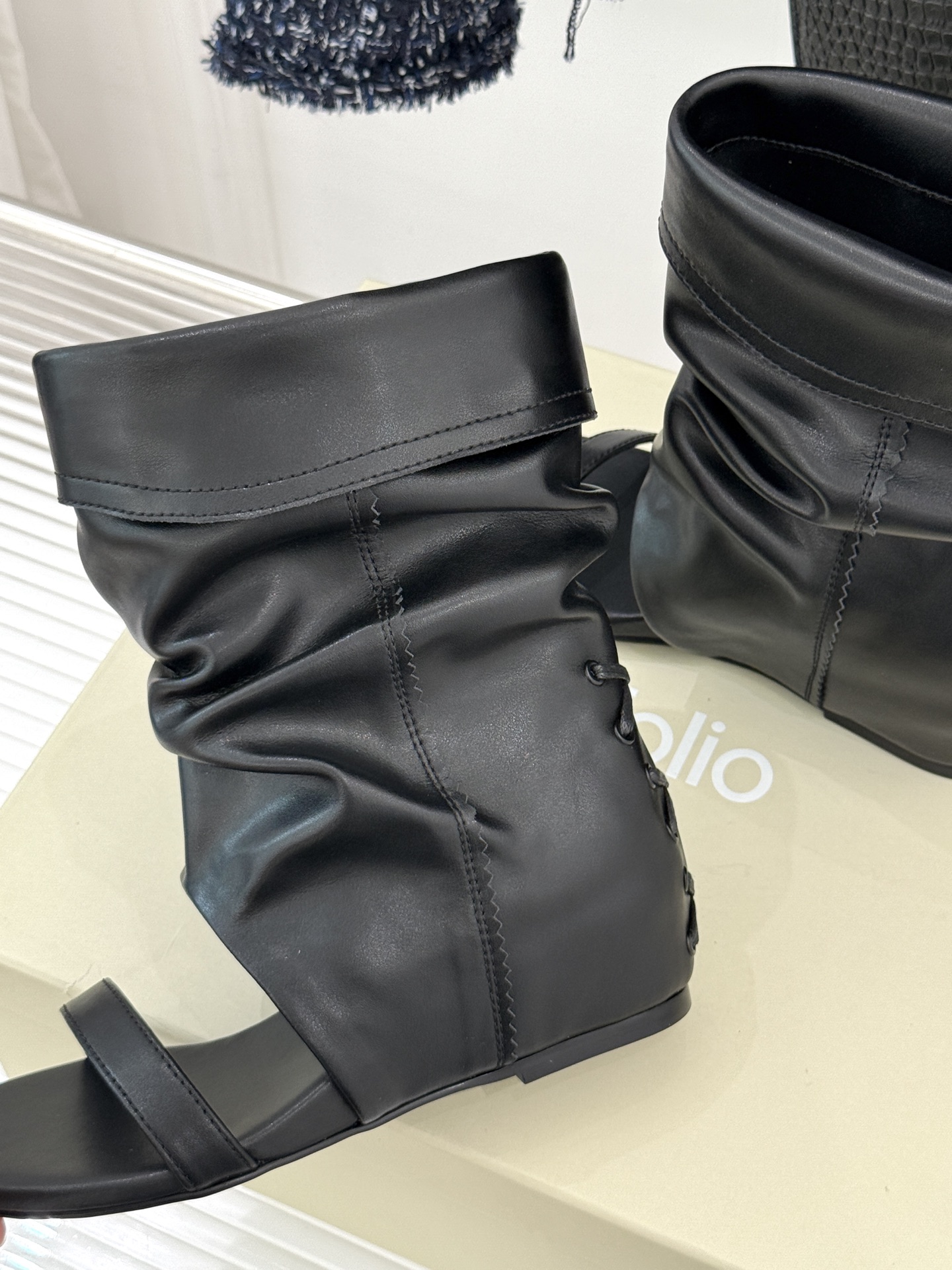 Unfolio 25WF新品复古堆堆靴凉靴以随性褶皱解构复古美学无logo设计呼应极简主张软韧头层牛皮随