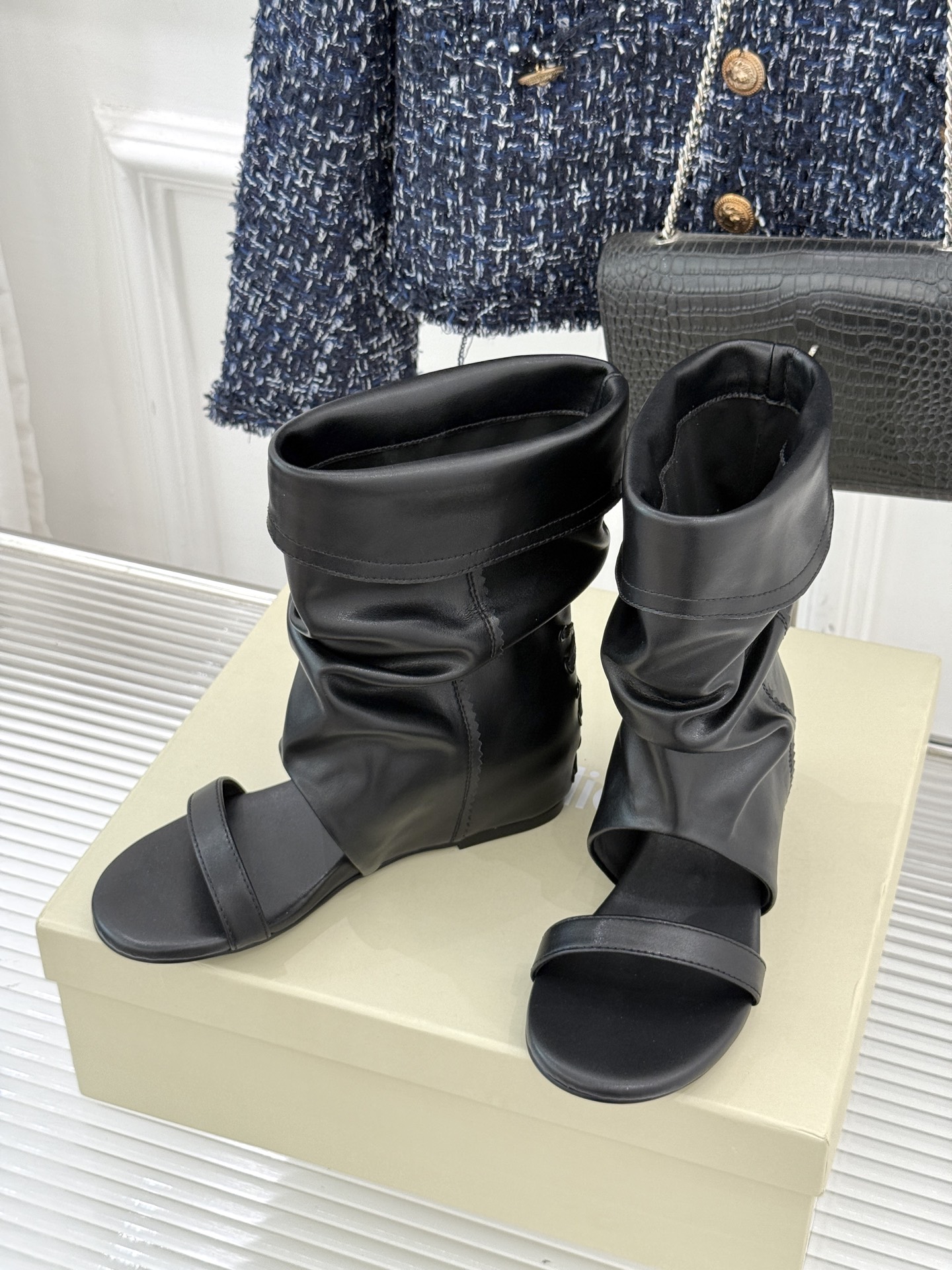 Unfolio 25WF新品复古堆堆靴凉靴以随性褶皱解构复古美学无logo设计呼应极简主张软韧头层牛皮随