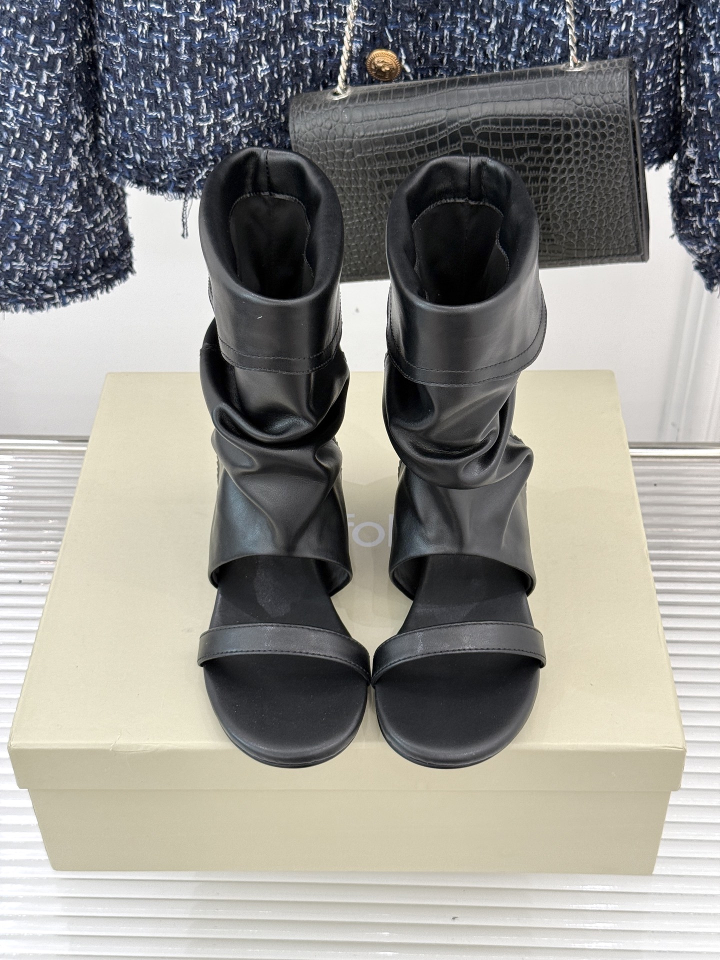 Unfolio 25WF新品复古堆堆靴凉靴以随性褶皱解构复古美学无logo设计呼应极简主张软韧头层牛皮随