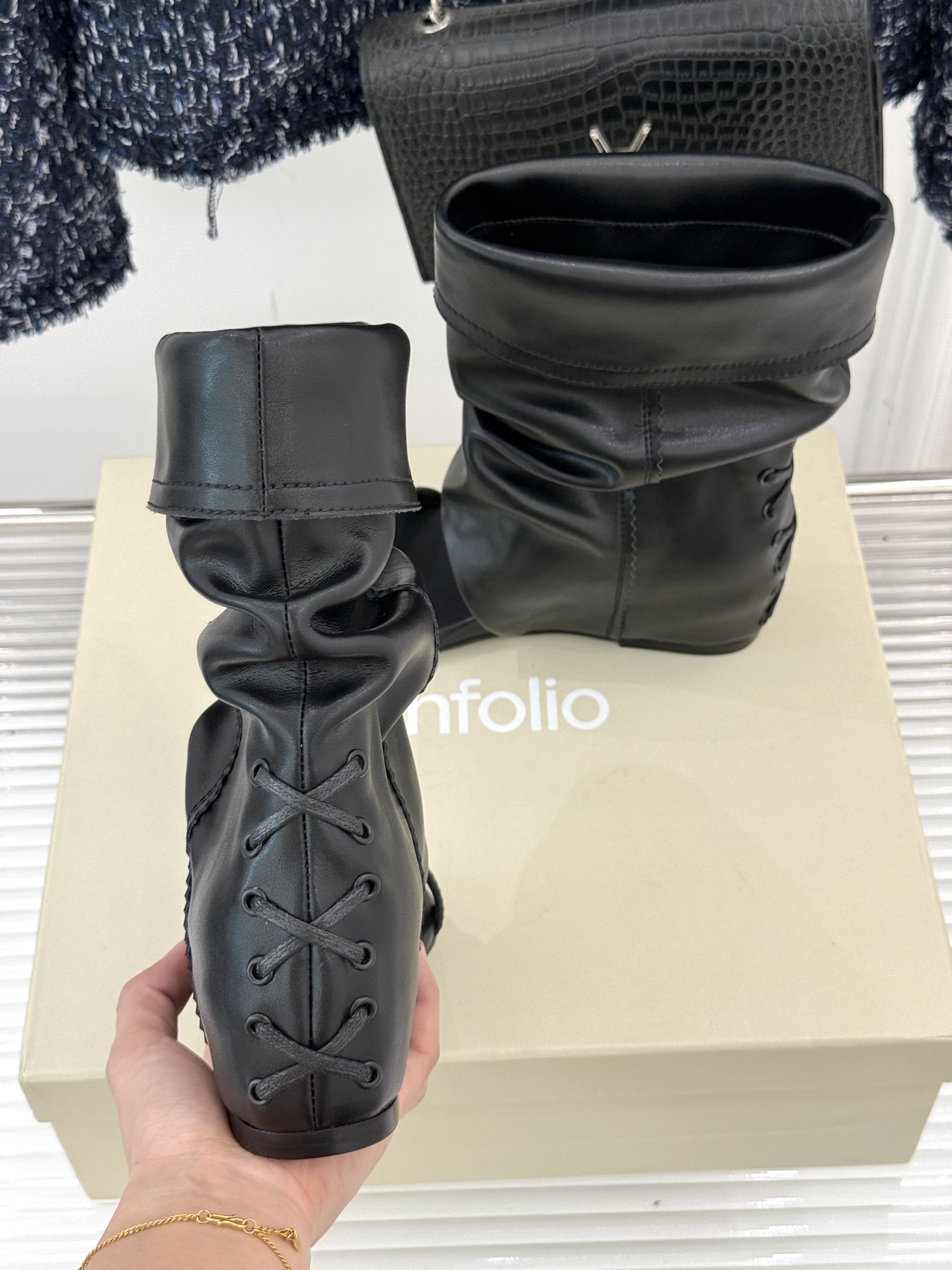 Unfolio 25WF新品复古堆堆靴凉靴以随性褶皱解构复古美学无logo设计呼应极简主张软韧头层牛皮随