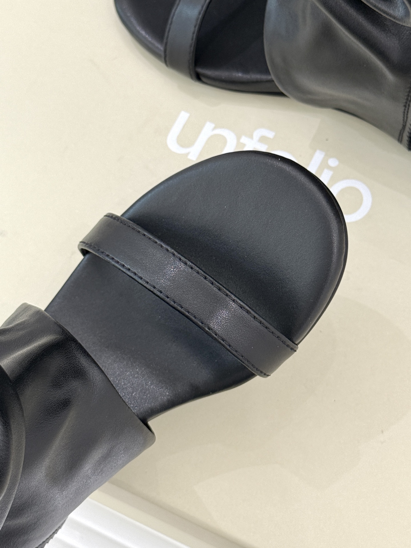 Unfolio 25WF新品复古堆堆靴凉靴以随性褶皱解构复古美学无logo设计呼应极简主张软韧头层牛皮随