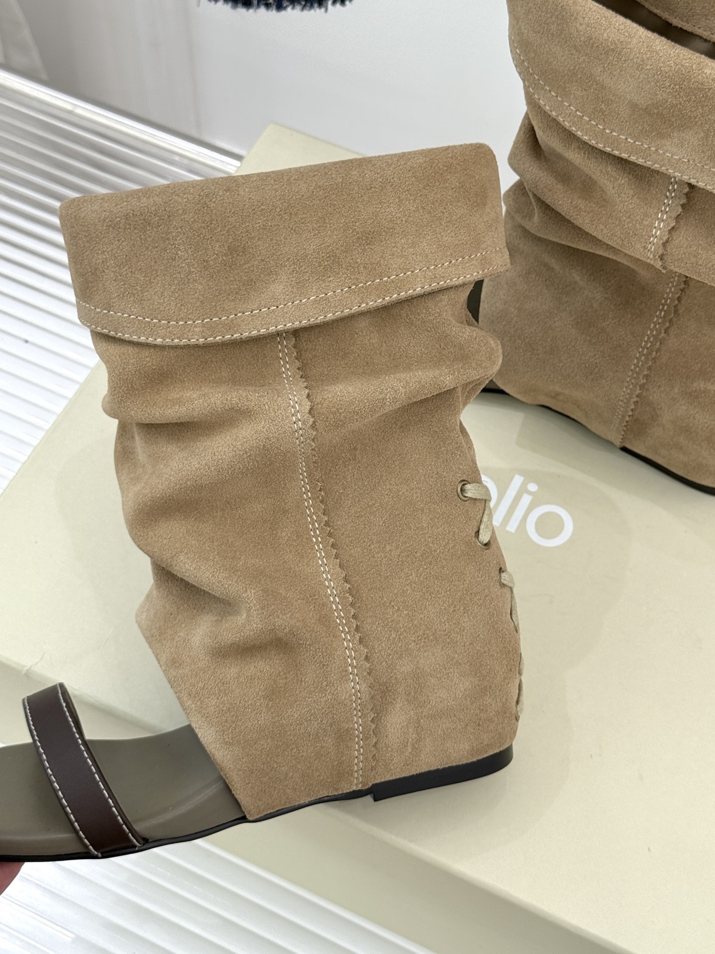 Unfolio 25WF新品复古堆堆靴凉靴以随性褶皱解构复古美学无logo设计呼应极简主张软韧头层牛皮随