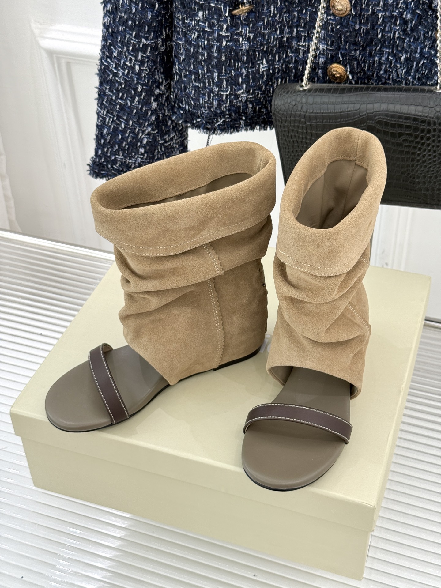 Unfolio 25WF新品复古堆堆靴凉靴以随性褶皱解构复古美学无logo设计呼应极简主张软韧头层牛皮随