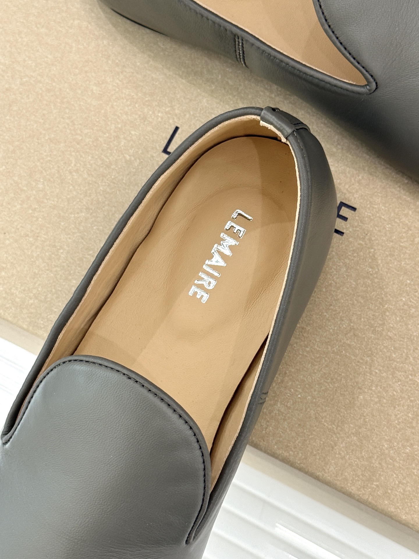 Lemaire 26WF新品复古极简方头乐福鞋单鞋匠艺巧思藏在方头的每一处克制细节里。采用经认证的优质牛