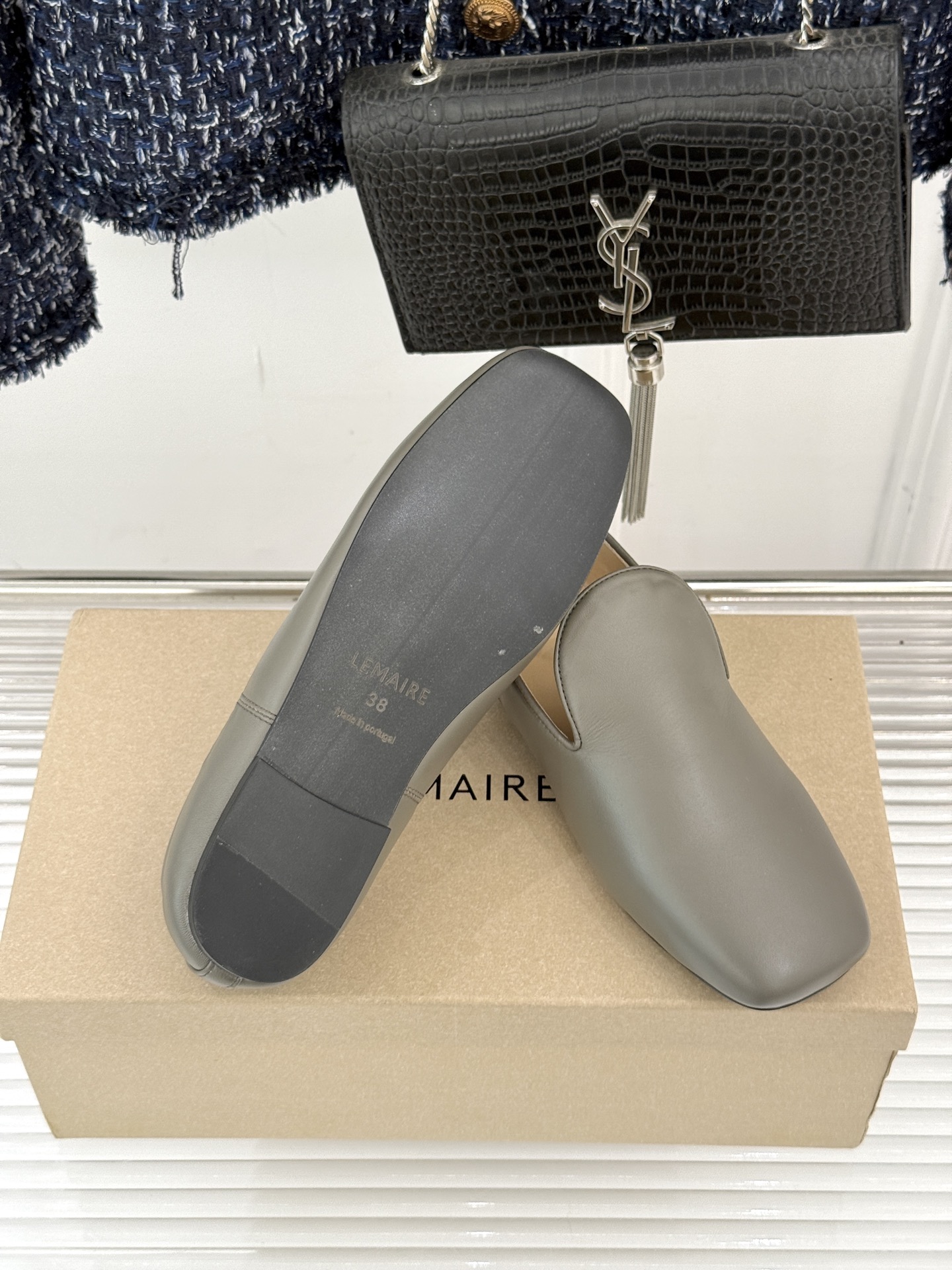 Lemaire 26WF新品复古极简方头乐福鞋单鞋匠艺巧思藏在方头的每一处克制细节里。采用经认证的优质牛