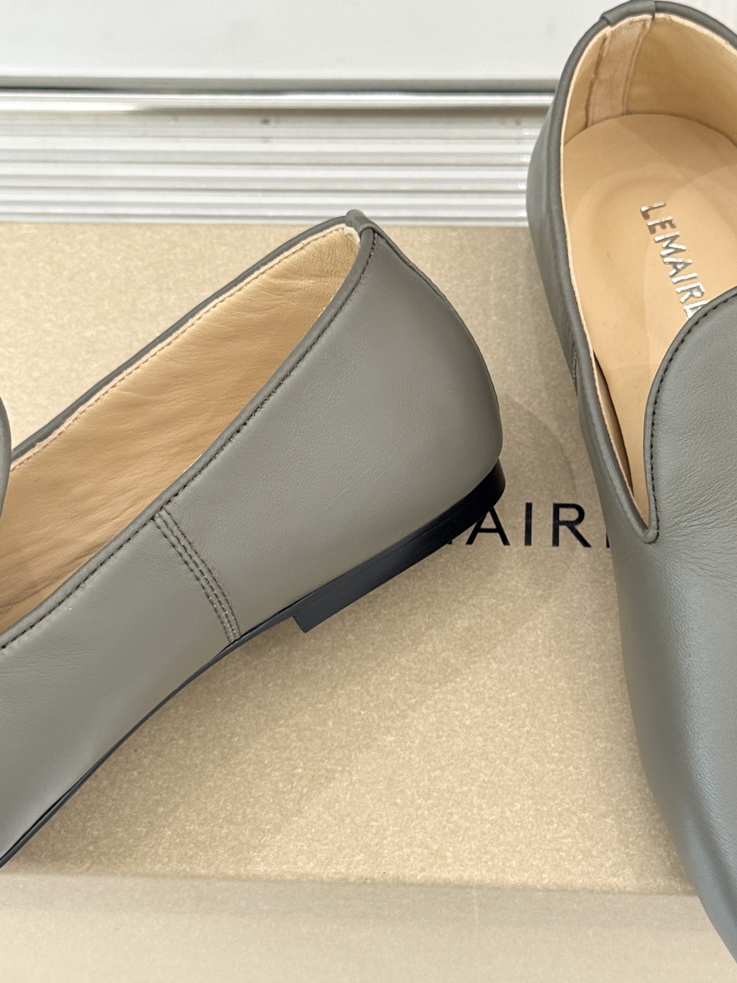 Lemaire 26WF新品复古极简方头乐福鞋单鞋匠艺巧思藏在方头的每一处克制细节里。采用经认证的优质牛