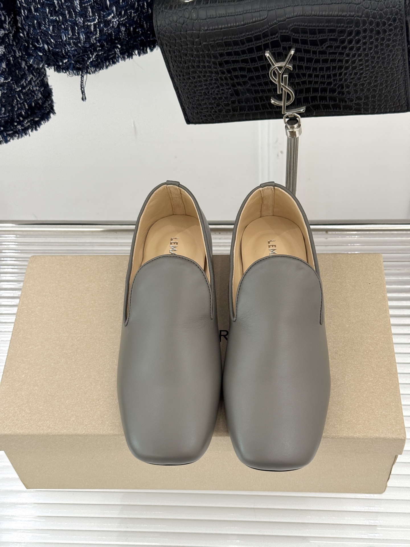 Lemaire 26WF新品复古极简方头乐福鞋单鞋匠艺巧思藏在方头的每一处克制细节里。采用经认证的优质牛