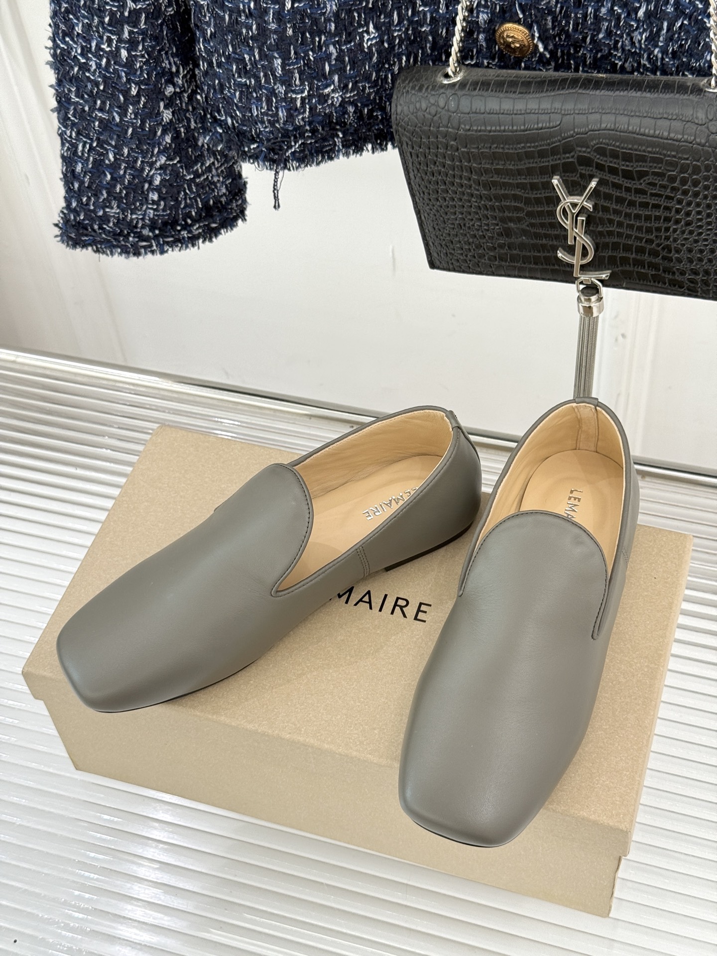 Lemaire 26WF新品复古极简方头乐福鞋单鞋匠艺巧思藏在方头的每一处克制细节里。采用经认证的优质牛