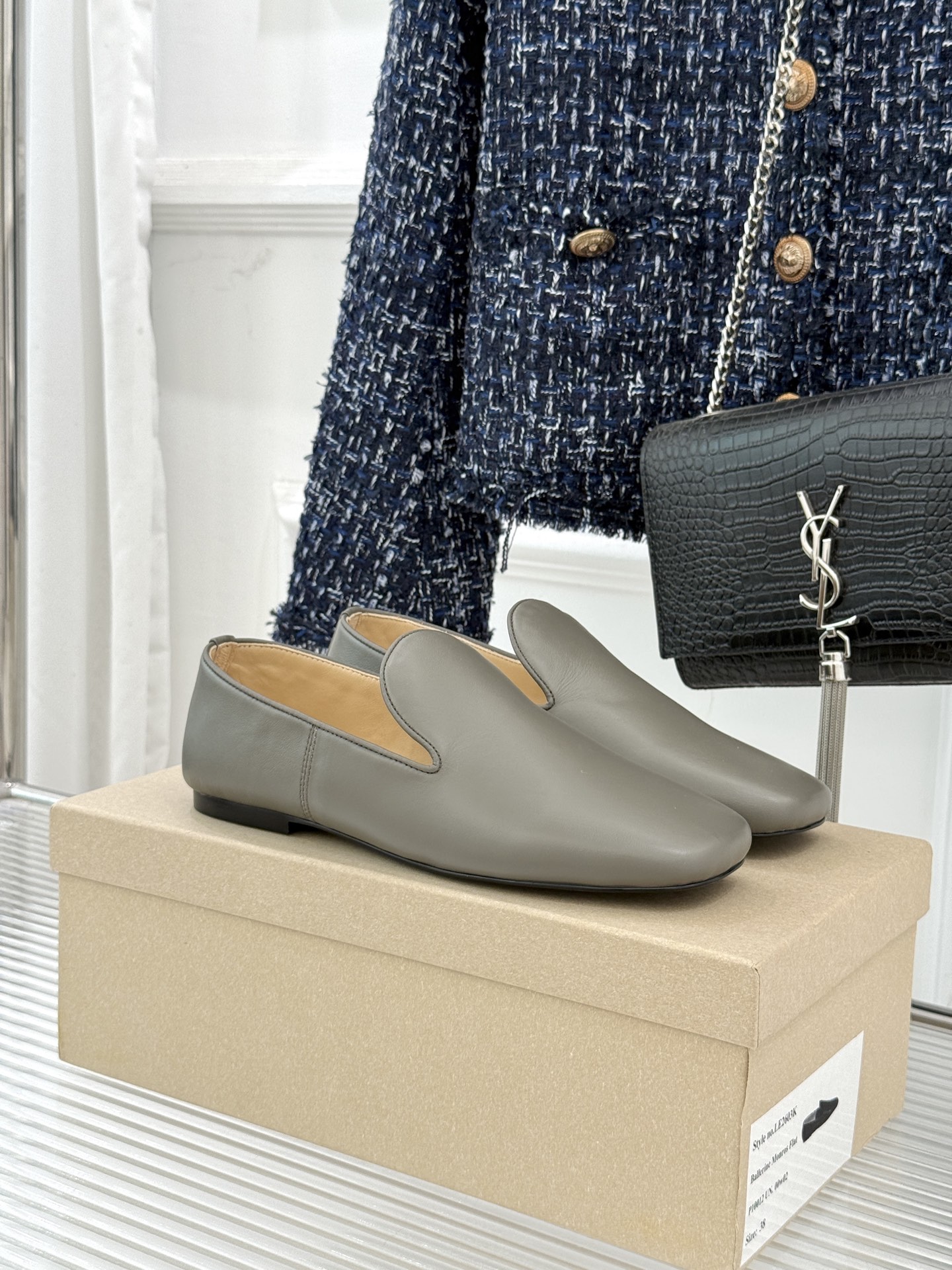 Lemaire 26WF新品复古极简方头乐福鞋单鞋匠艺巧思藏在方头的每一处克制细节里。采用经认证的优质牛