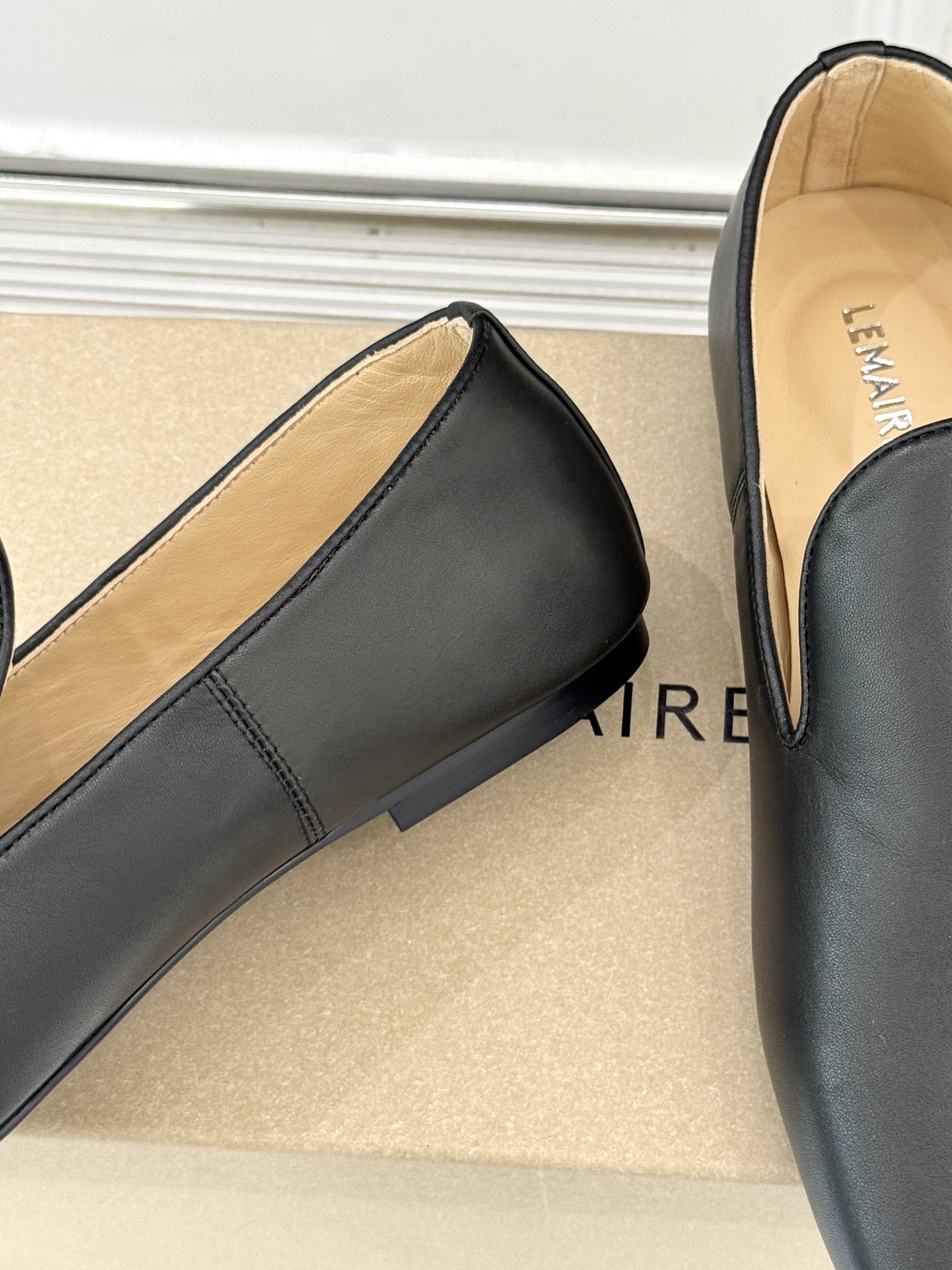 Lemaire 26WF新品复古极简方头乐福鞋单鞋匠艺巧思藏在方头的每一处克制细节里。采用经认证的优质牛