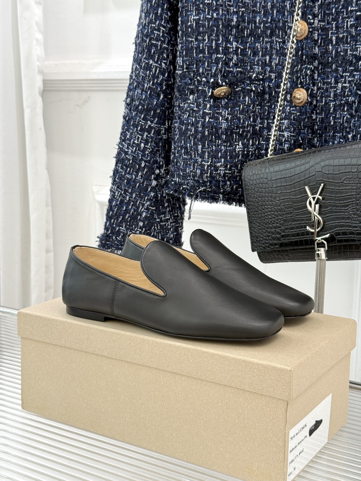 NO:694860,Lemaire 26WF new retro minimalist square toe loafers. The craftsmanship and ingenuity are hidden in every restrained detail of the square toe. It is made of certified high-quality cowhide. It develops a warm luster with wear and becomes more unique over time. The right square toe design takes into account both tolerance and modification. It can be freely adapted to both foot width and high instep. It visually lengthens the leg shape without being stiff. Abandon redundant decoration and simple stitching outlines the outline.  It perfectly fits the core of the brand's 'practical elegance', whether it is paired with the elegance of a sweater and wide-leg pants or the yuppie style of a suit and jeans, it can naturally integrate the high-end sense into daily scenes. The fabric is made of original customized leather, and the lining and toes are all sheepskin. Italian imported genuine leather outsole size 35-39 (customized 40/41), loafers, jeans, business suit, cowhide, sheepskin, Leather soles19860909Lemaire 26WF新品复古极简方头 乐福鞋单鞋 匠艺巧思藏在方头的每一处克制细节里. 采用经认证的优质牛皮打造 随着穿着沉淀出温润光泽 经年累月更显独特质感. 恰到好处的方头设计兼顾包容性与修饰力 脚宽、高脚背皆能自在适配 视觉上拉长腿型却不生硬. 摒弃冗余装饰 简约车线勾勒轮廓 与品牌“实穿的优雅”内核完美契合 无论是搭配针织衫与阔腿裤的优雅 还是西装与牛仔裤的雅痞格调 都能让高级感 自然融入日常场景. 面料采用原版定制皮料 内里踮脚均为羊皮 意大利进口真皮大底 size35-39（40/41定制）,乐福鞋,loafers,jeans,business suit,cowhide,sheepskin,Leather soles,Women's Shoes