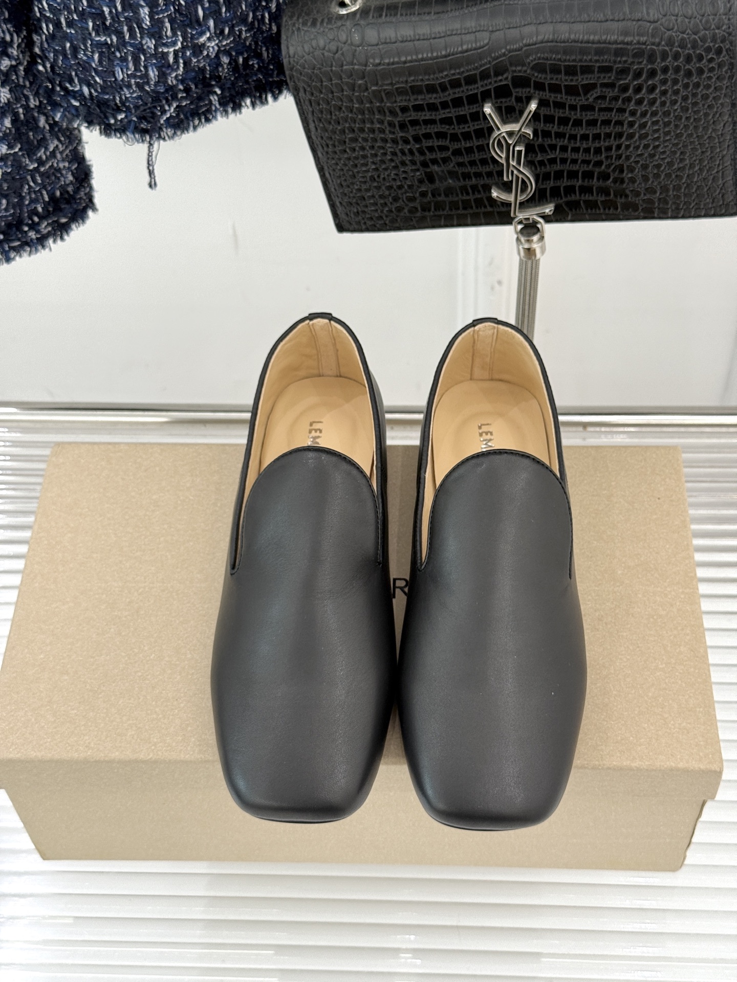 Lemaire 26WF新品复古极简方头乐福鞋单鞋匠艺巧思藏在方头的每一处克制细节里。采用经认证的优质牛