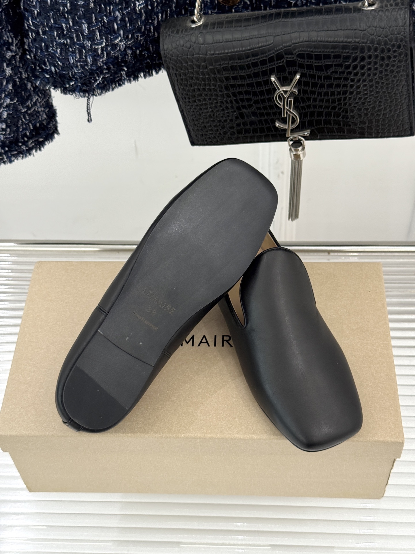 Lemaire 26WF新品复古极简方头乐福鞋单鞋匠艺巧思藏在方头的每一处克制细节里。采用经认证的优质牛