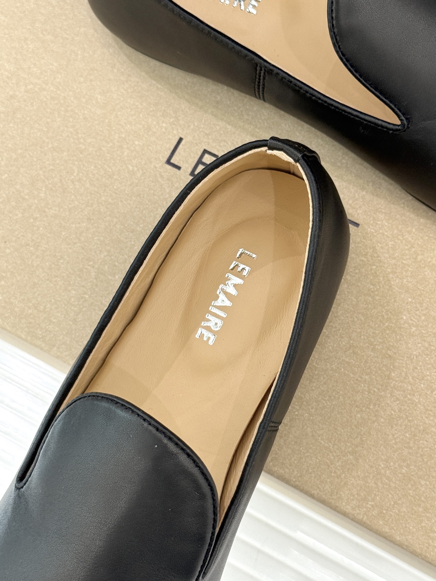 Lemaire 26WF新品复古极简方头乐福鞋单鞋匠艺巧思藏在方头的每一处克制细节里。采用经认证的优质牛