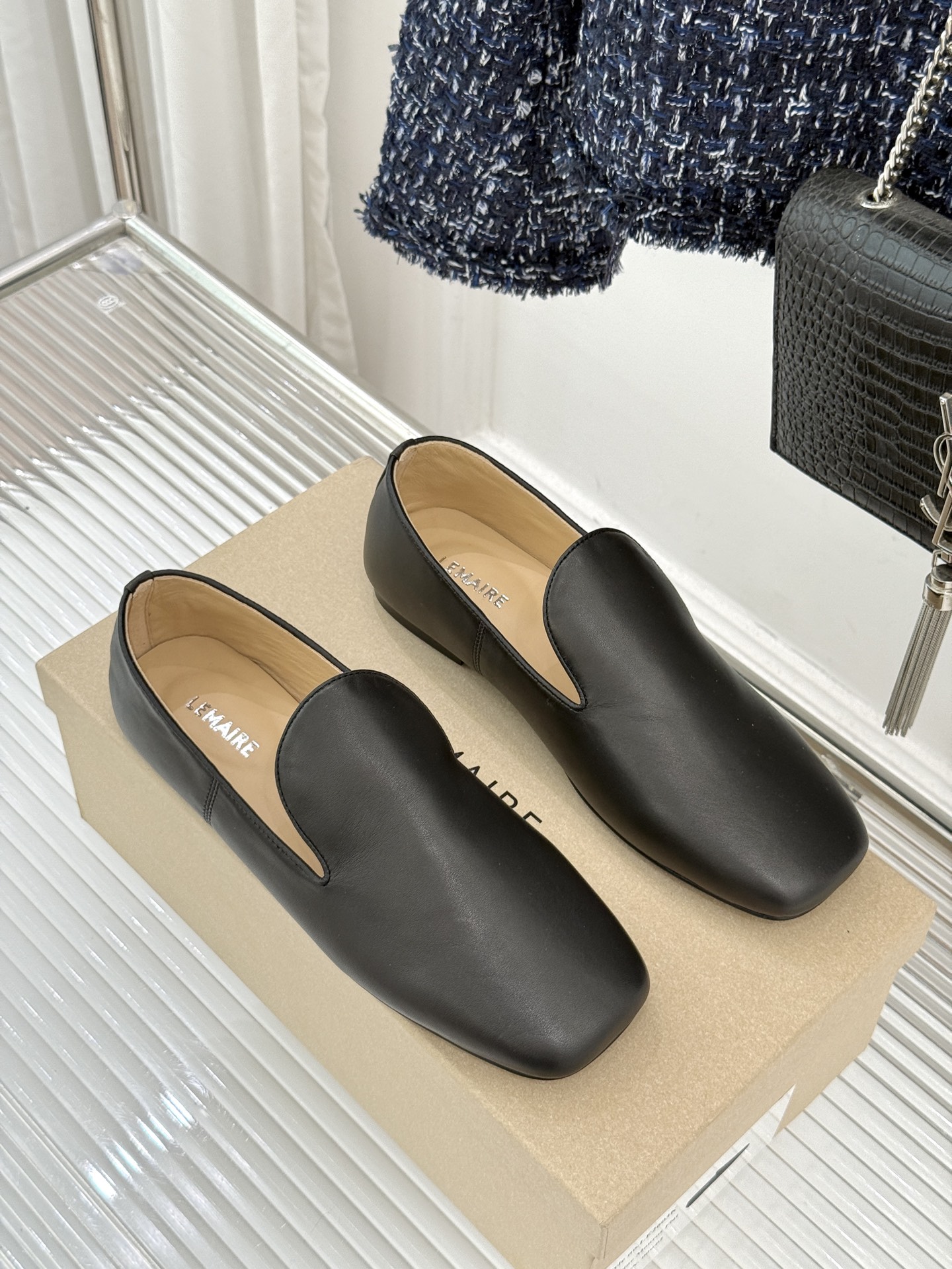 Lemaire 26WF新品复古极简方头乐福鞋单鞋匠艺巧思藏在方头的每一处克制细节里。采用经认证的优质牛