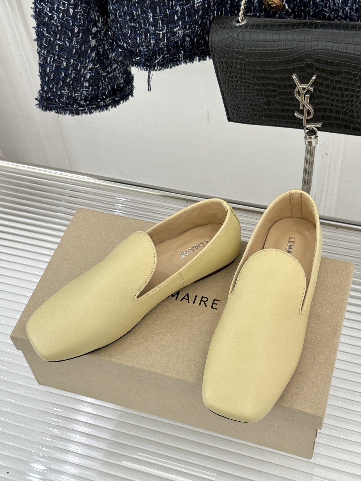 Lemaire 26WF新品复古极简方头乐福鞋单鞋匠艺巧思藏在方头的每一处克制细节里。采用经认证的优质牛