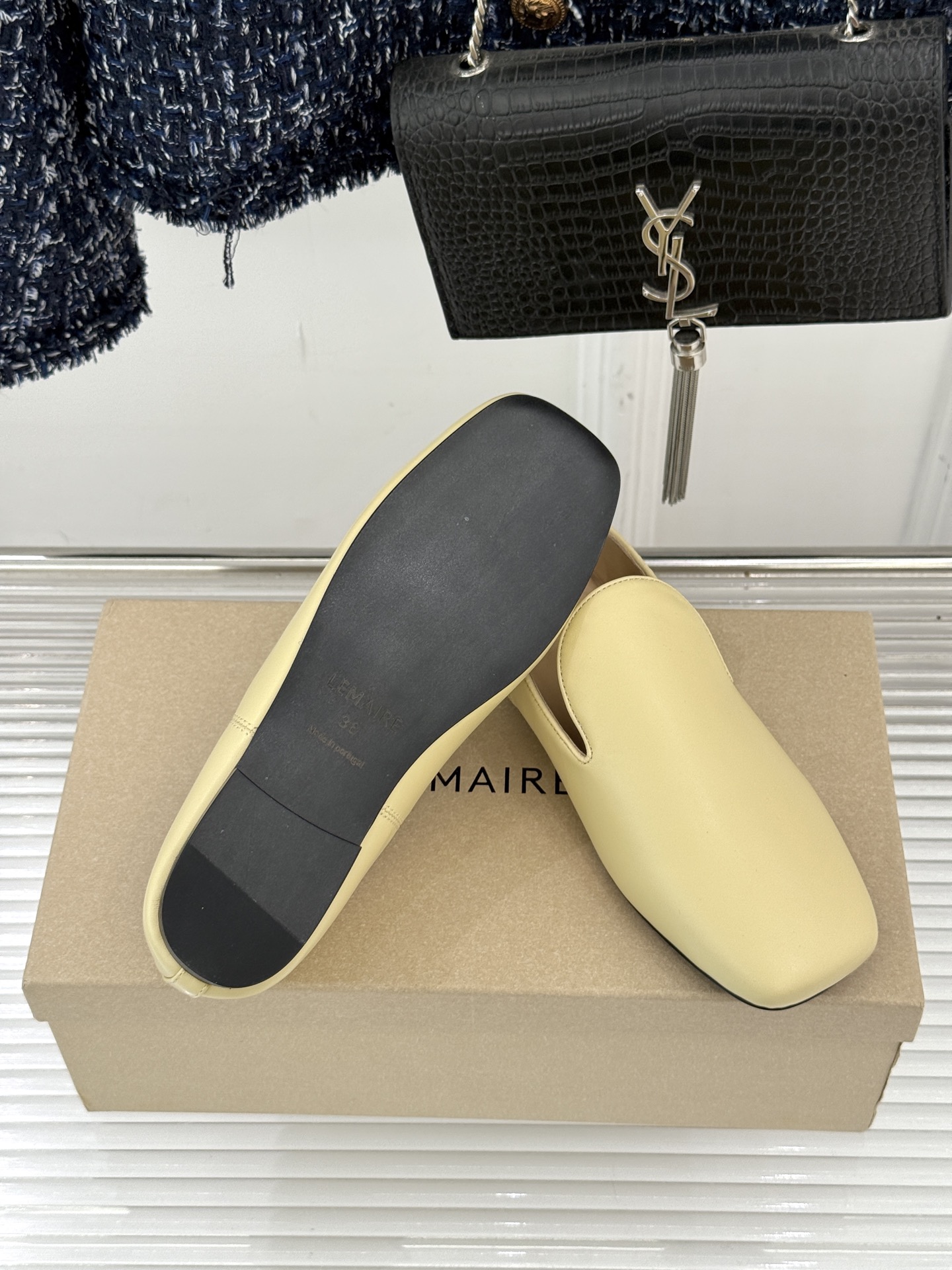 Lemaire 26WF新品复古极简方头乐福鞋单鞋匠艺巧思藏在方头的每一处克制细节里。采用经认证的优质牛